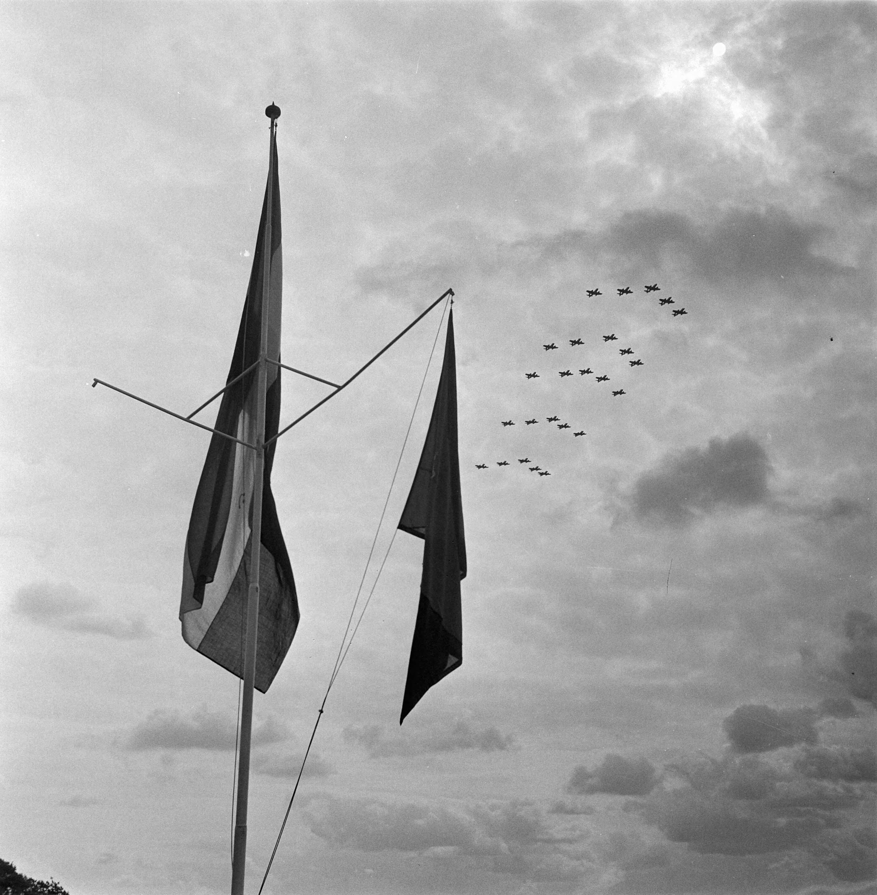 Fotocollectie Anefo — Vliegfeest en defilé van de Luchtmacht op Soesterberg — Foto: Noske, J.D. / Anefo. Licentie: Set B: Rechtenvrij / Publiek Domein. Bron: Nationaal Archief. http://hdl.handle.net/10648/a909433e-d0b4-102d-bcf8-003048976d84