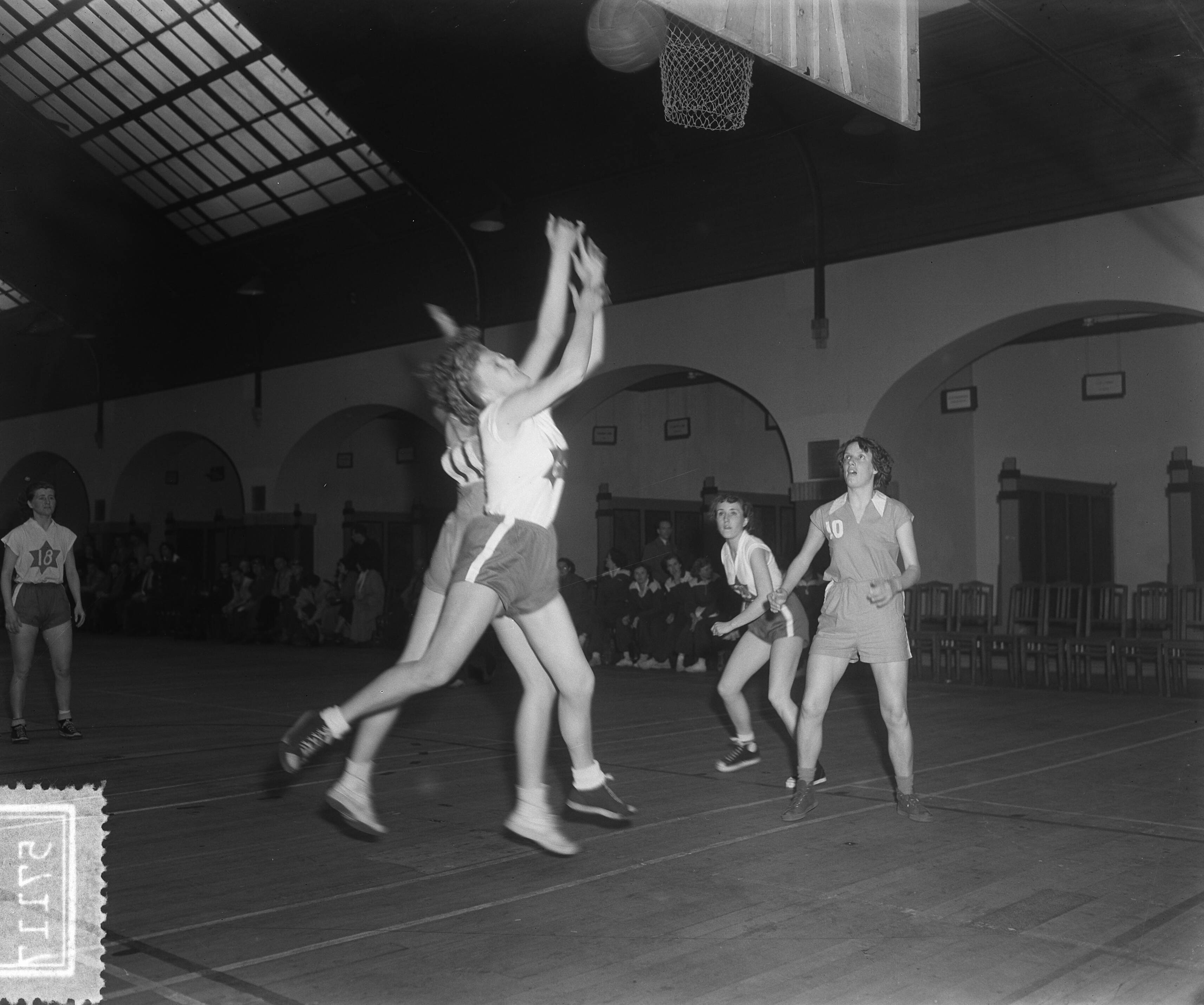 Fotocollectie Anefo — Basketbalkampioenschappen Haarlem. HOC Haarlem tegen Blue Stars Amsterdam. Dames — Foto: Pot, Harry / Anefo. Licentie: Set B: Rechtenvrij / Publiek Domein. Bron: Nationaal Archief. http://hdl.handle.net/10648/a90bb2c2-d0b4-102d-bcf8-003048976d84