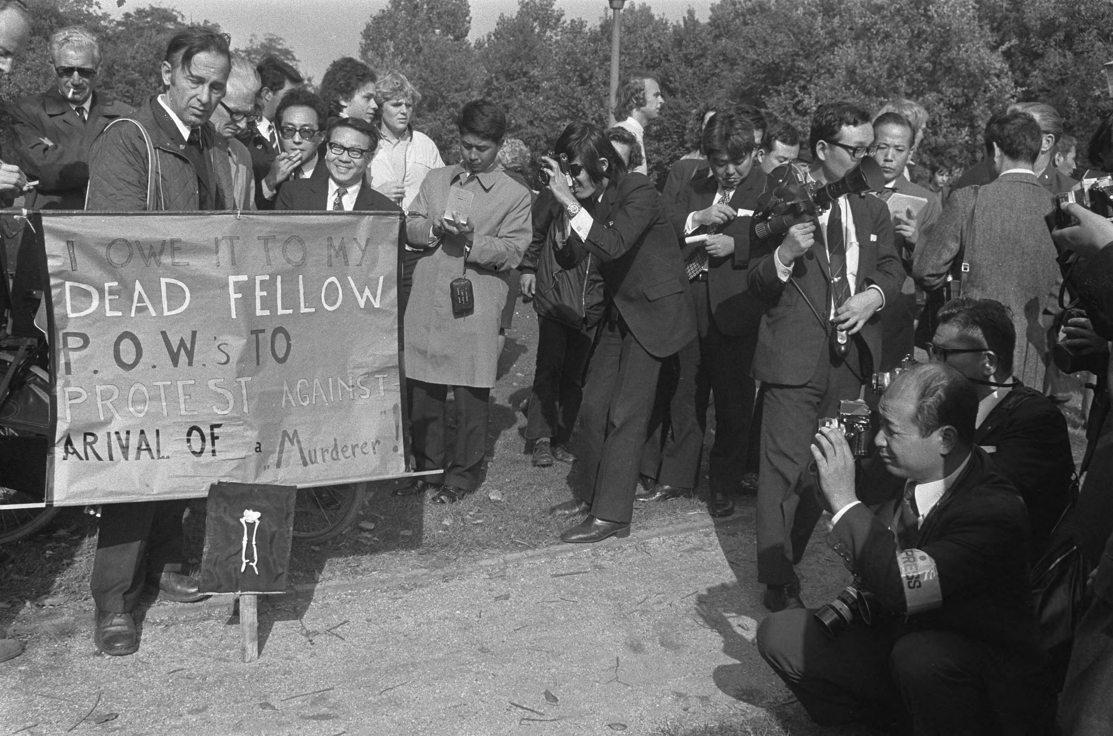 Fotocollectie Anefo — Keizer Hirohito en echtgenote op trappen van Paleis Huis ten Bosch , Den Haag , demonstranten voor Huis ten Bosch — Foto: Mieremet, Rob / Anefo. Licentie: Set B: Rechtenvrij / Publiek Domein. Bron: Nationaal Archief. http://hdl.handle.net/10648/abd25722-d0b4-102d-bcf8-003048976d84
