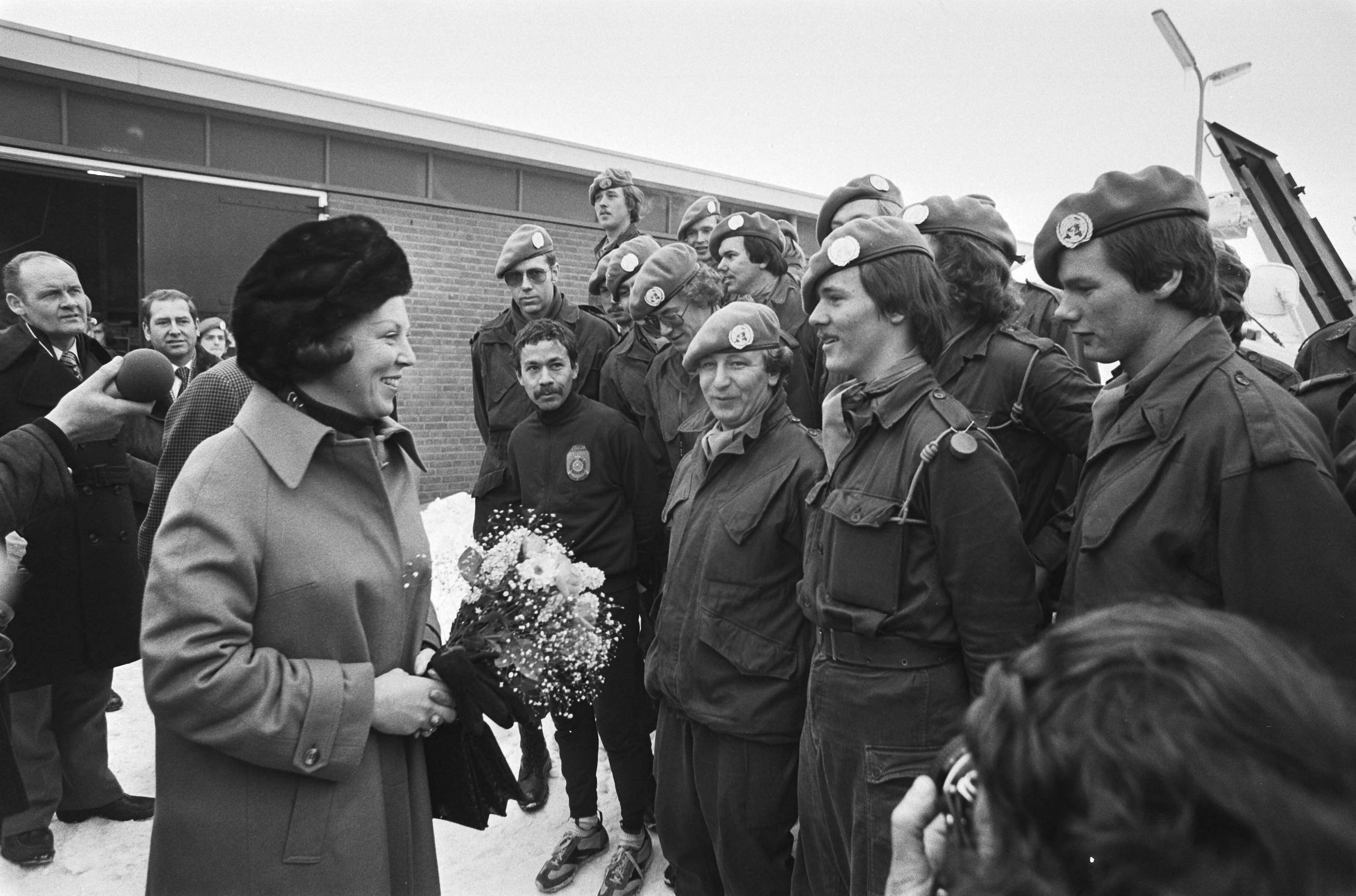 Prinses Beatrix en prins Claus bezoeken VN detachement voor Libanon in de Adolf van Nassau kazerne in Zuidlaren — Prinses Beatrix in gesprek met militairen — Foto: Suyk, Koen / Anefo. Licentie: Set B: Rechtenvrij / Publiek Domein. Bron: Nationaal Archief. http://hdl.handle.net/10648/acc4c822-d0b4-102d-bcf8-003048976d84