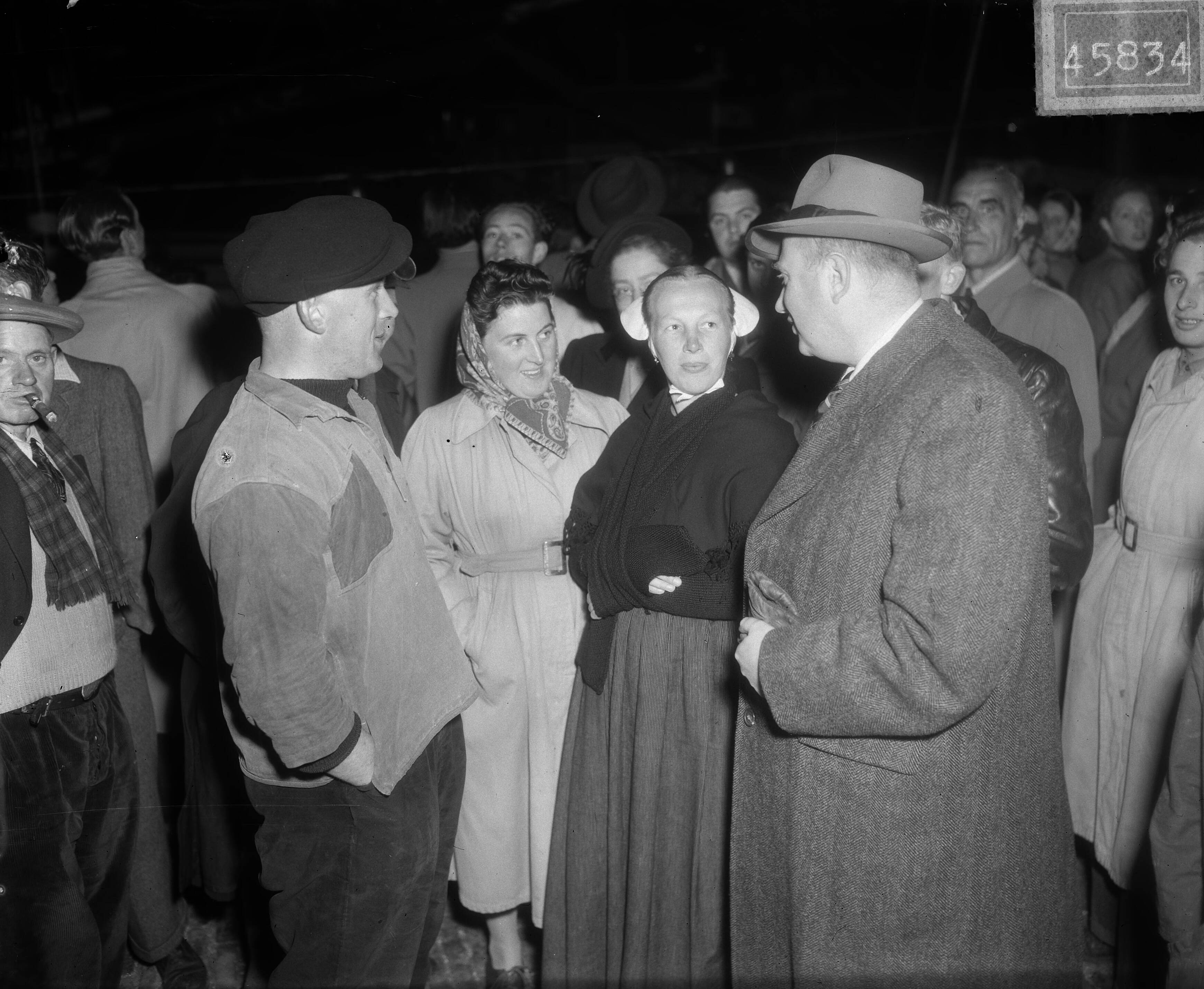 Fotocollectie Anefo — Uitvaren haringvloot Scheveningen — Foto: Duinen, H. van / Anefo. Licentie: Set B: Rechtenvrij / Publiek Domein. Bron: Nationaal Archief. http://hdl.handle.net/10648/a8ea8ac0-d0b4-102d-bcf8-003048976d84