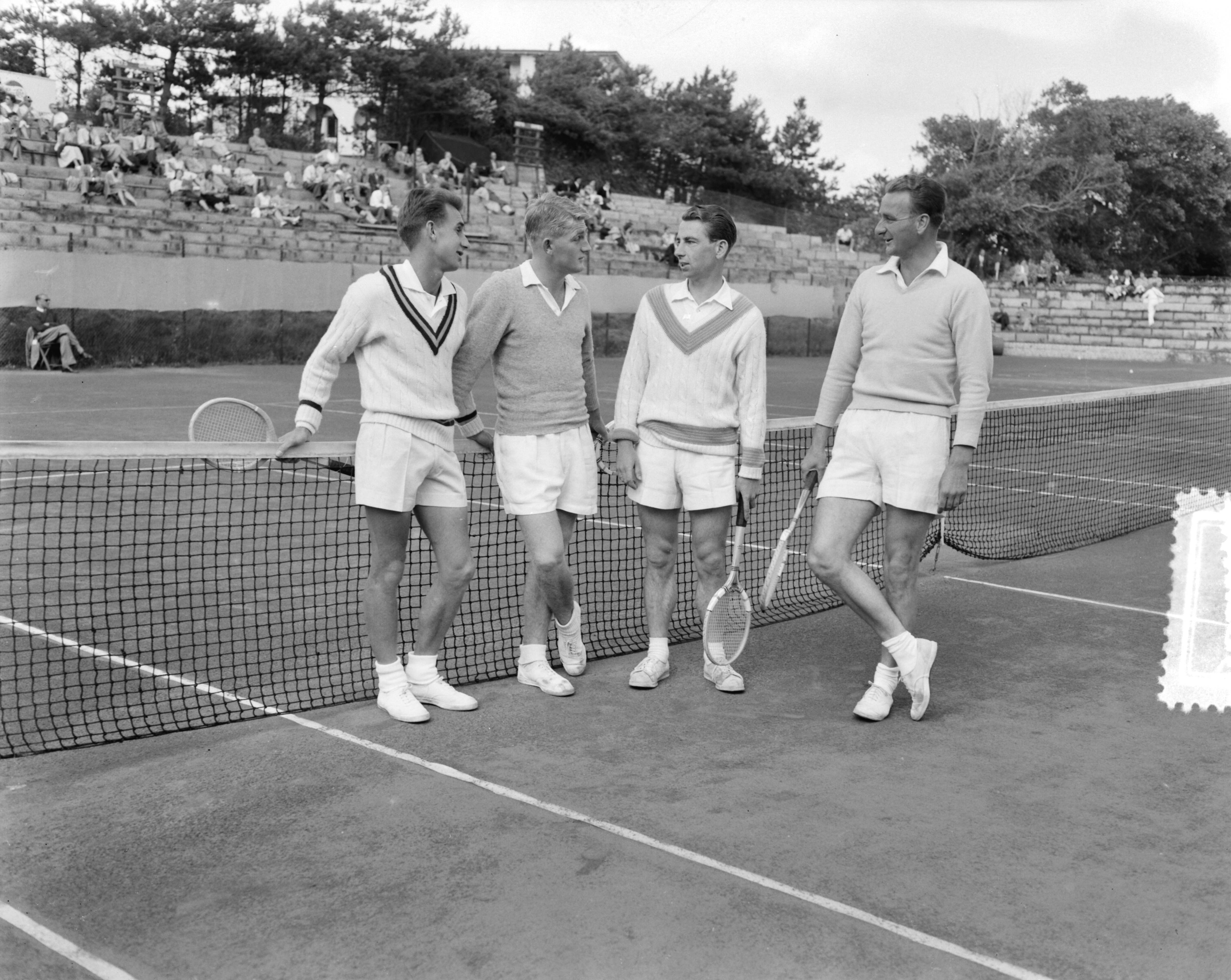 Fotocollectie Anefo — Internationale Tenniskampioenschappen Noordwijk Heren. Wilderspin-Hood en Holst-Wiegers — Foto: Duinen, G.W. van / Anefo. Licentie: Set B: Rechtenvrij / Publiek Domein. Bron: Nationaal Archief. http://hdl.handle.net/10648/a90f37f8-d0b4-102d-bcf8-003048976d84
