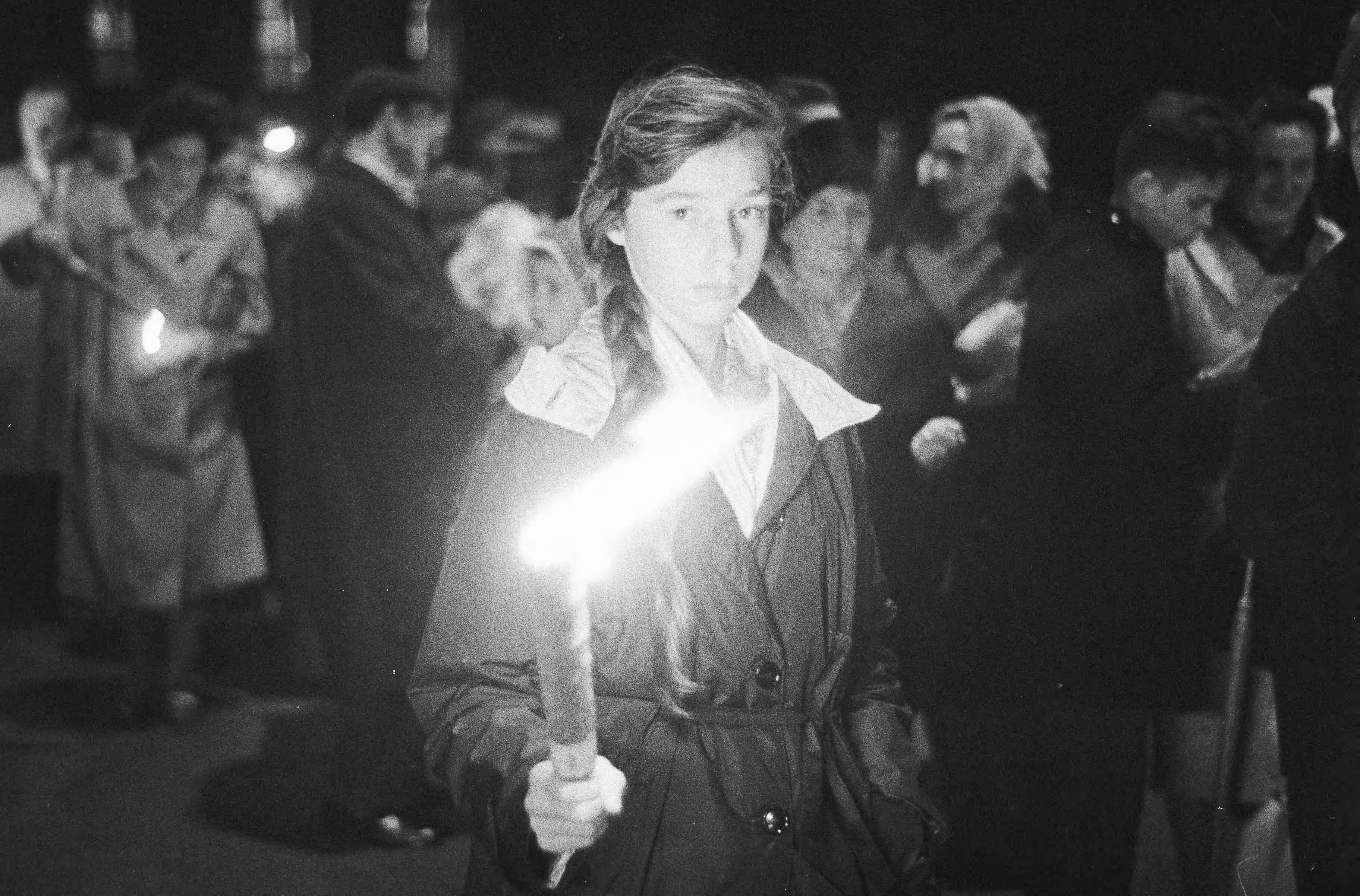 Fotocollectie Anefo — Fakkeloptocht van Hongaarse vluchtelingen in Den Haag ter herdenking van de opstand van 1956, Meisje met fakkel — Foto: Pot, Harry / Anefo. Licentie: Set B: Rechtenvrij / Publiek Domein. Bron: Nationaal Archief. http://hdl.handle.net/10648/a9ea7570-d0b4-102d-bcf8-003048976d84
