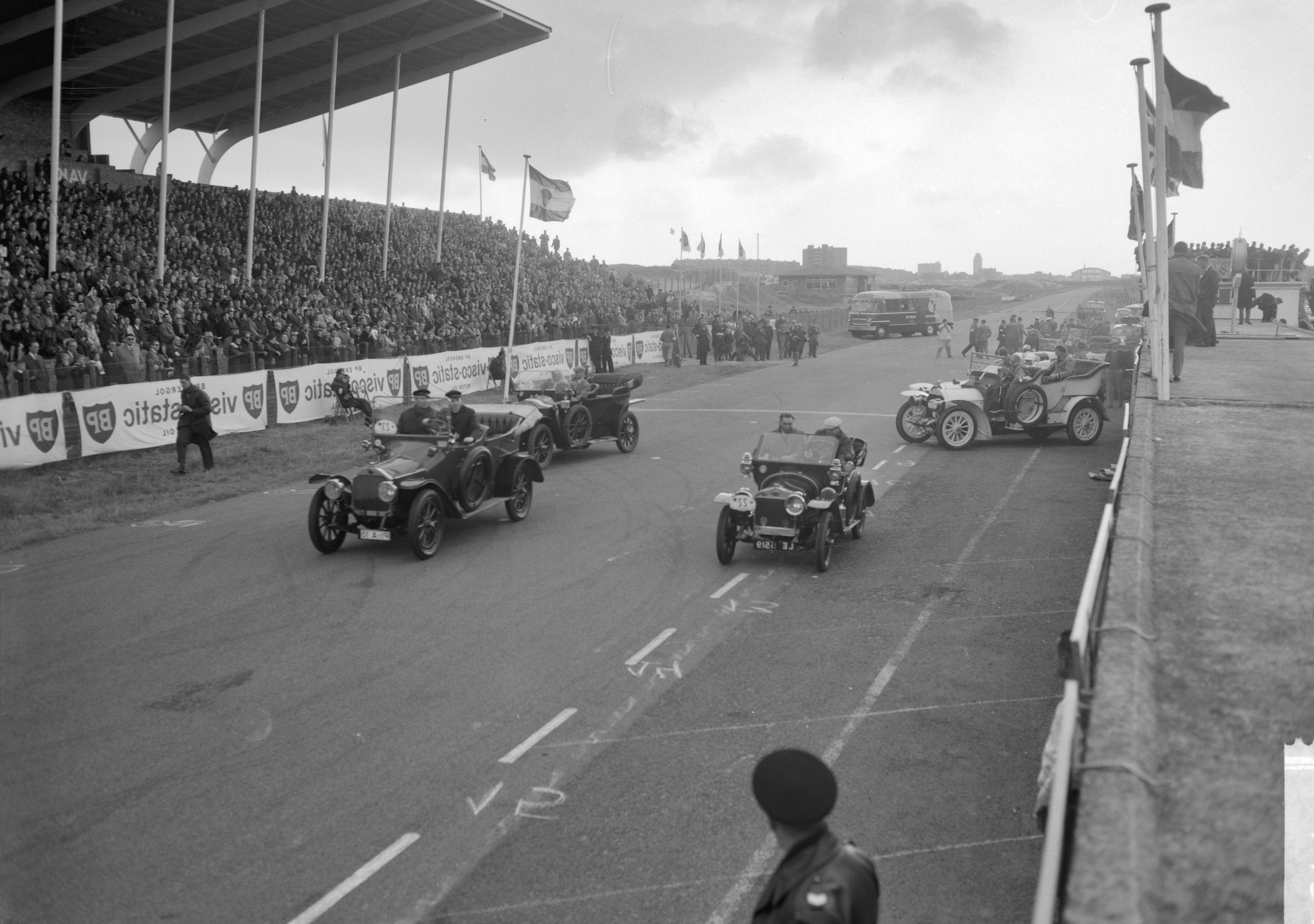 Fotocollectie Anefo — Pionier automobielclub hield Internationale Traditierit van Utrecht naar Zandvoort, de start — Foto: Bilsen, Joop van / Anefo. Licentie: Set B: Rechtenvrij / Publiek Domein. Bron: Nationaal Archief. http://hdl.handle.net/10648/aa1b37fa-d0b4-102d-bcf8-003048976d84