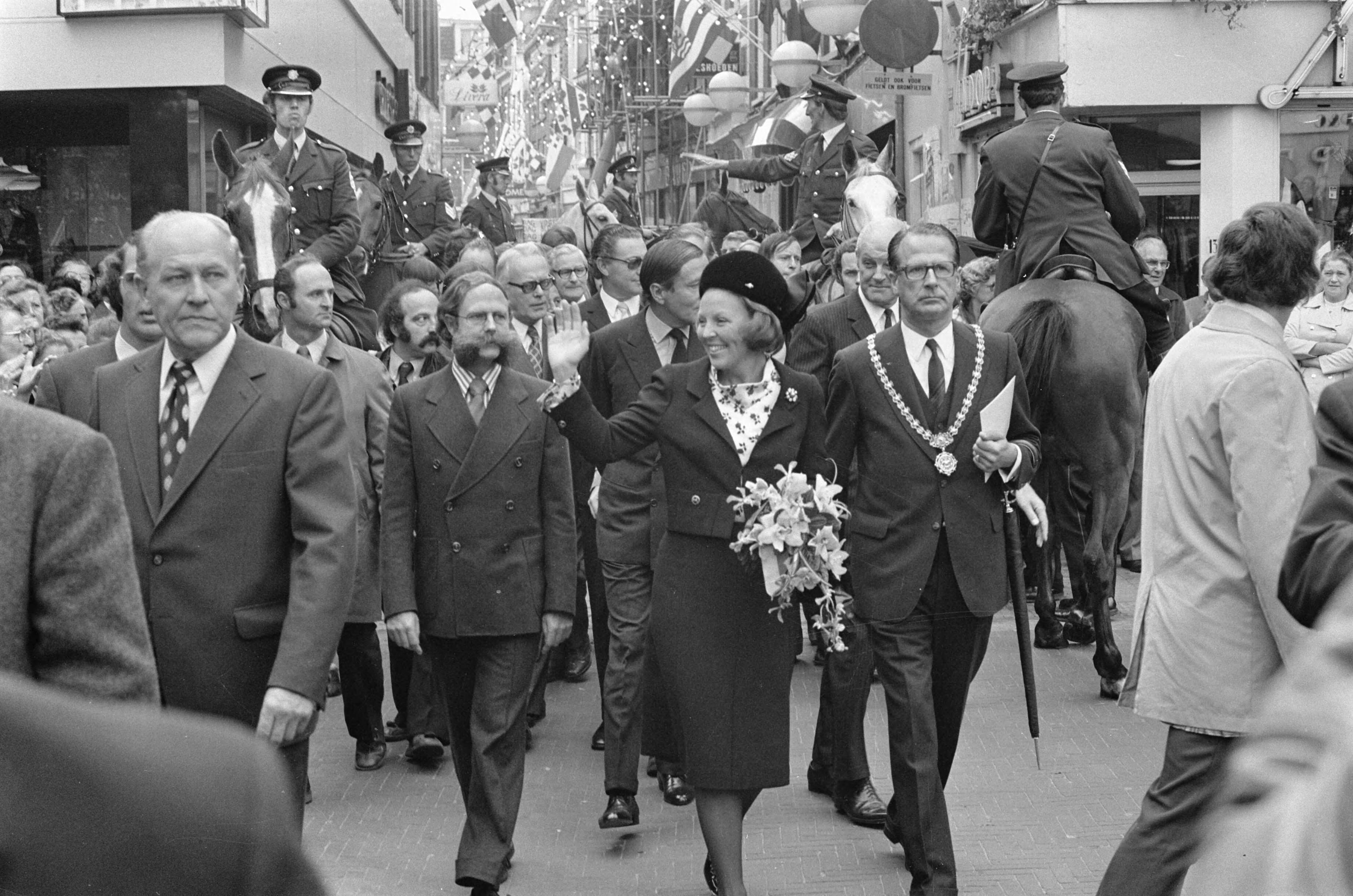 Fotocollectie Anefo — Prinses Beatrix opent Hoog Catharijne in Utrecht, Beatrix tijdens wandeling — Foto: Mieremet, Rob / Anefo. Licentie: Set B: Rechtenvrij / Publiek Domein. Bron: Nationaal Archief. http://hdl.handle.net/10648/ac37a08c-d0b4-102d-bcf8-003048976d84