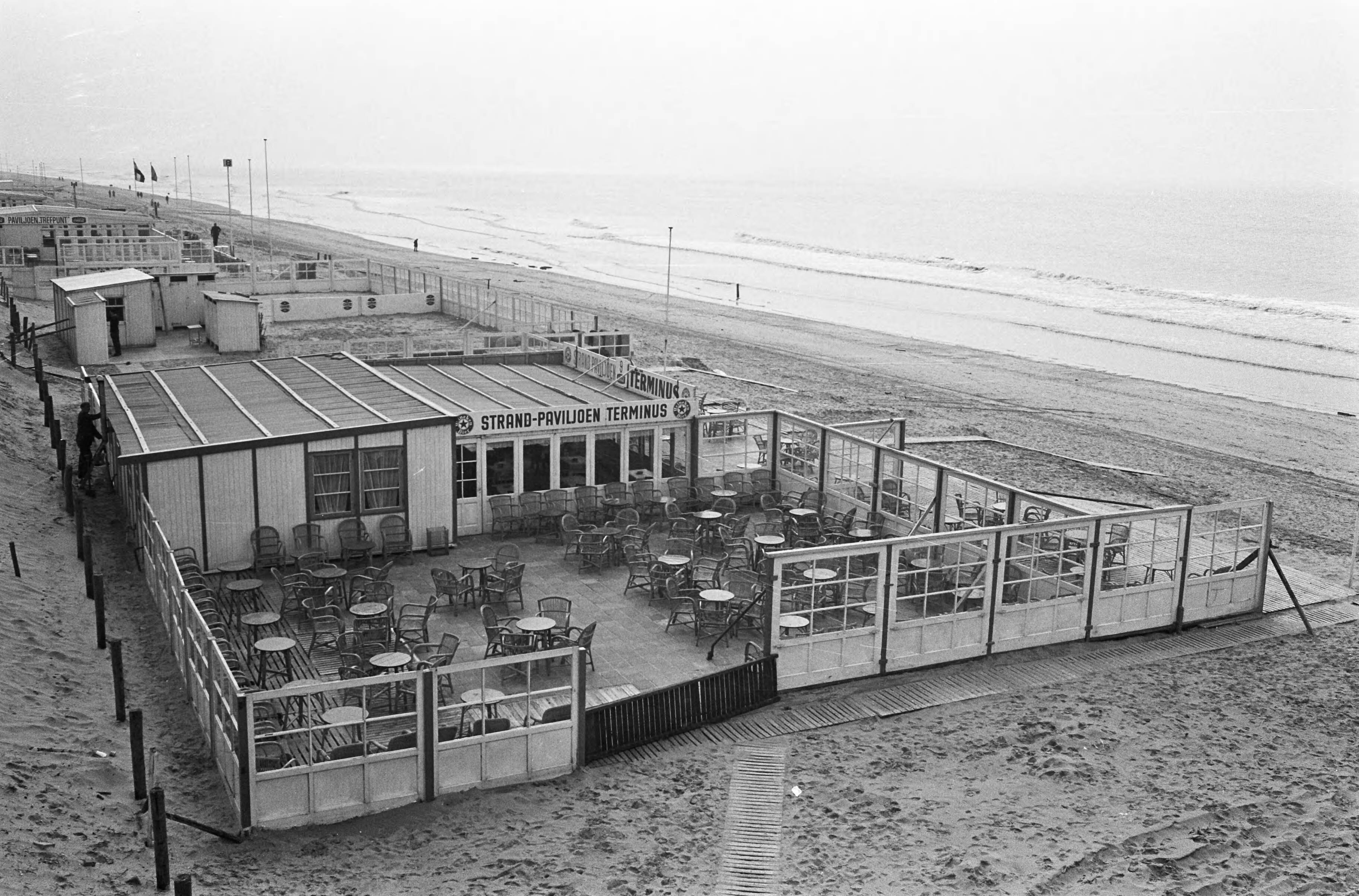 Fotocollectie Anefo — Strandtenten van Zandvoort verlaten, opgestapelde stoelen tent — Foto: Koch, Eric / Anefo. Licentie: Set B: Rechtenvrij / Publiek Domein. Bron: Nationaal Archief. http://hdl.handle.net/10648/aae38a8e-d0b4-102d-bcf8-003048976d84