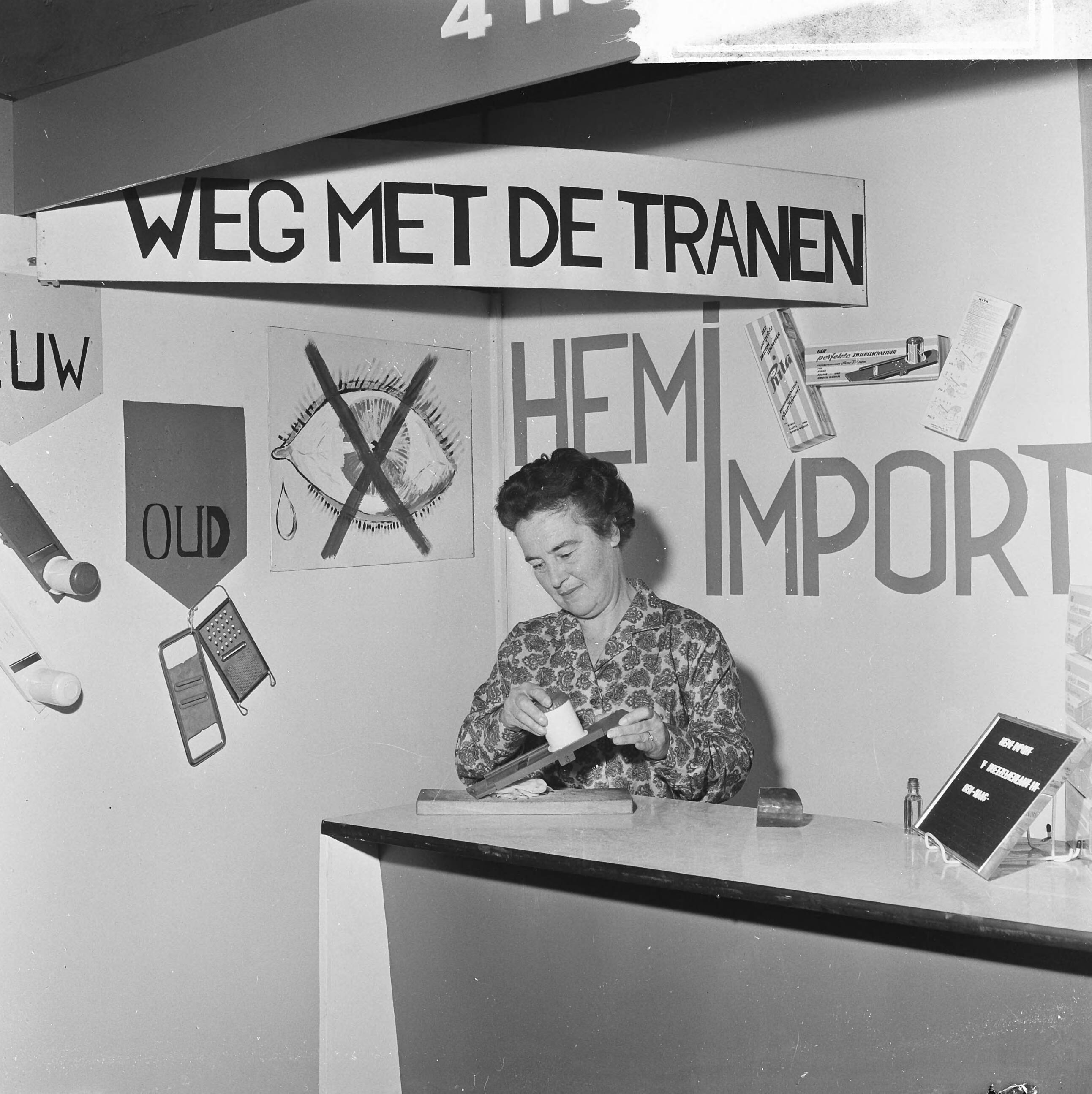 Fotocollectie Anefo — 84ste Damesbeurs in de Houtrusthallen te Den Haag, demonstratie van een rauwkostschaaf — Foto: Voets, Jan / Anefo. Licentie: Set B: Rechtenvrij / Publiek Domein. Bron: Nationaal Archief. http://hdl.handle.net/10648/aac26eb2-d0b4-102d-bcf8-003048976d84