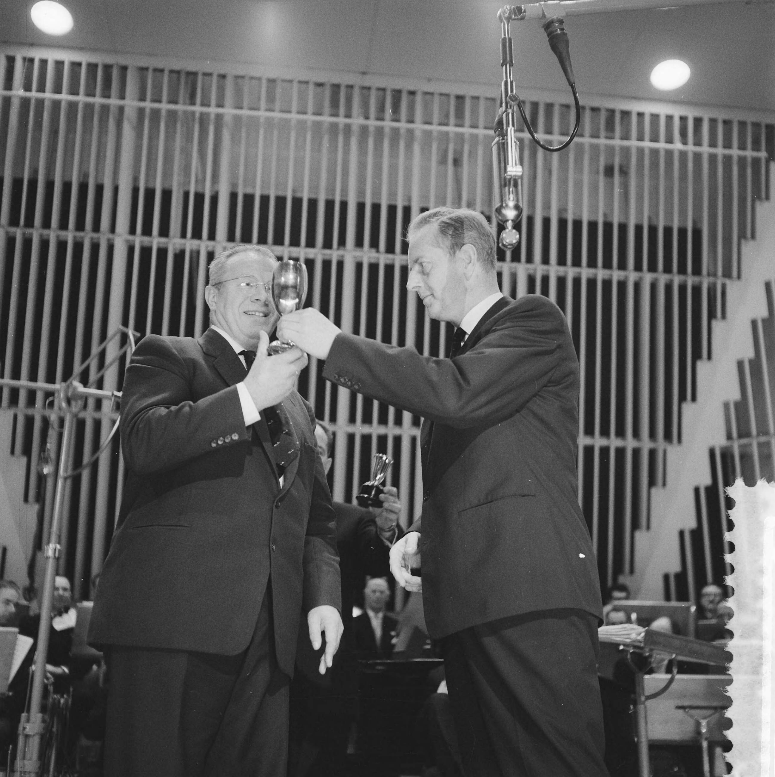 Fotocollectie Anefo — Verkiezing Sportman, Sportvrouw en Sportstad van het jaar. De vader van de sportvrouw Sjoukje Dijkstra neemt de prijs ontvangst — Foto: Lindeboom, Henk / Anefo. Licentie: Set B: Rechtenvrij / Publiek Domein. Bron: Nationaal Archief. http://hdl.handle.net/10648/a9a4ddbc-d0b4-102d-bcf8-003048976d84