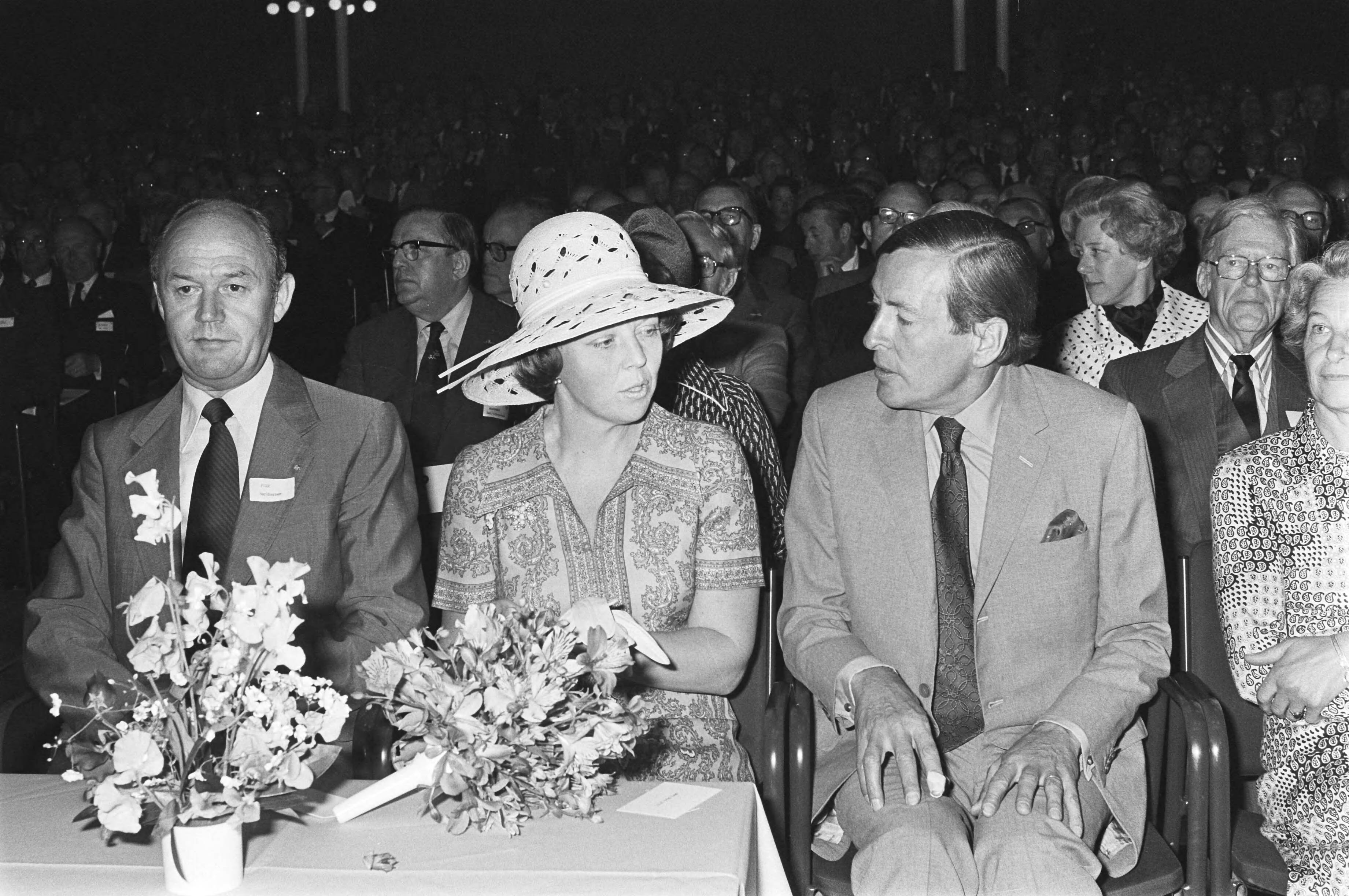 Fotocollectie Anefo — Viering 200-jarig bestaan Nederlandse Mij voor Nijverheid en Handel in Concertgebouw te Haarlem; vlnr prinses Beatrix en prins Claus — Foto: Suyk, Koen / Anefo. Licentie: Set B: Rechtenvrij / Publiek Domein. Bron: Nationaal Archief. http://hdl.handle.net/10648/ac9d8b9a-d0b4-102d-bcf8-003048976d84