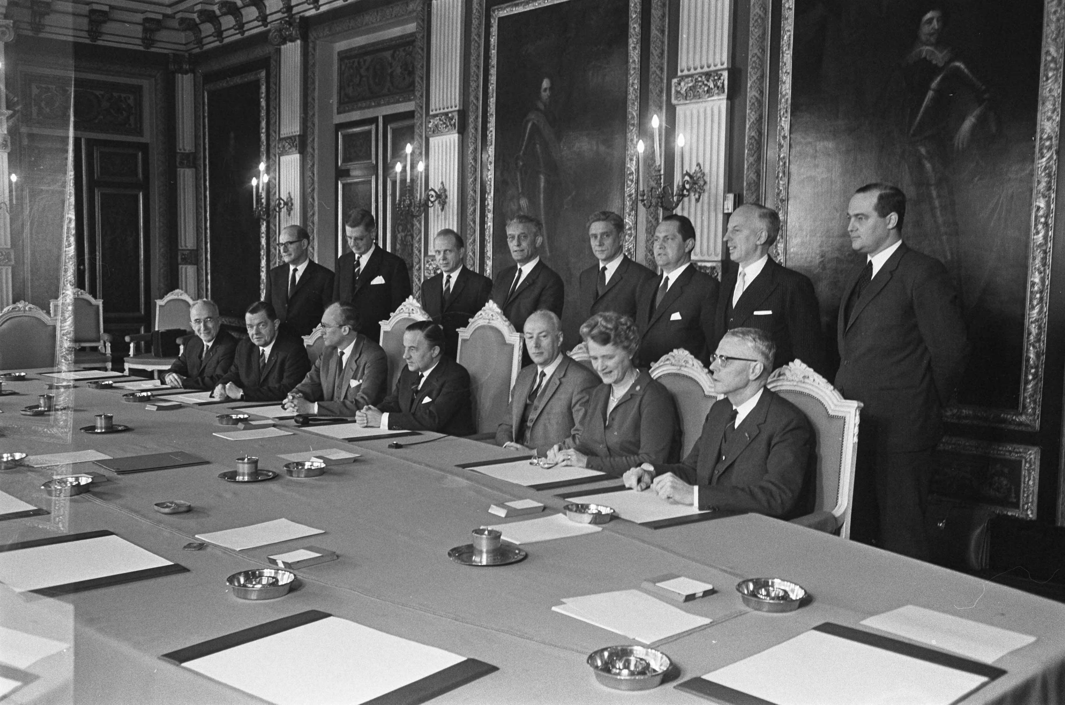 Fotocollectie Anefo — Ministerraad bijeen in de Treveszaal Den Haag — Foto: Koch, Eric / Anefo. Licentie: Set B: Rechtenvrij / Publiek Domein. Bron: Nationaal Archief. http://hdl.handle.net/10648/ab14e99e-d0b4-102d-bcf8-003048976d84