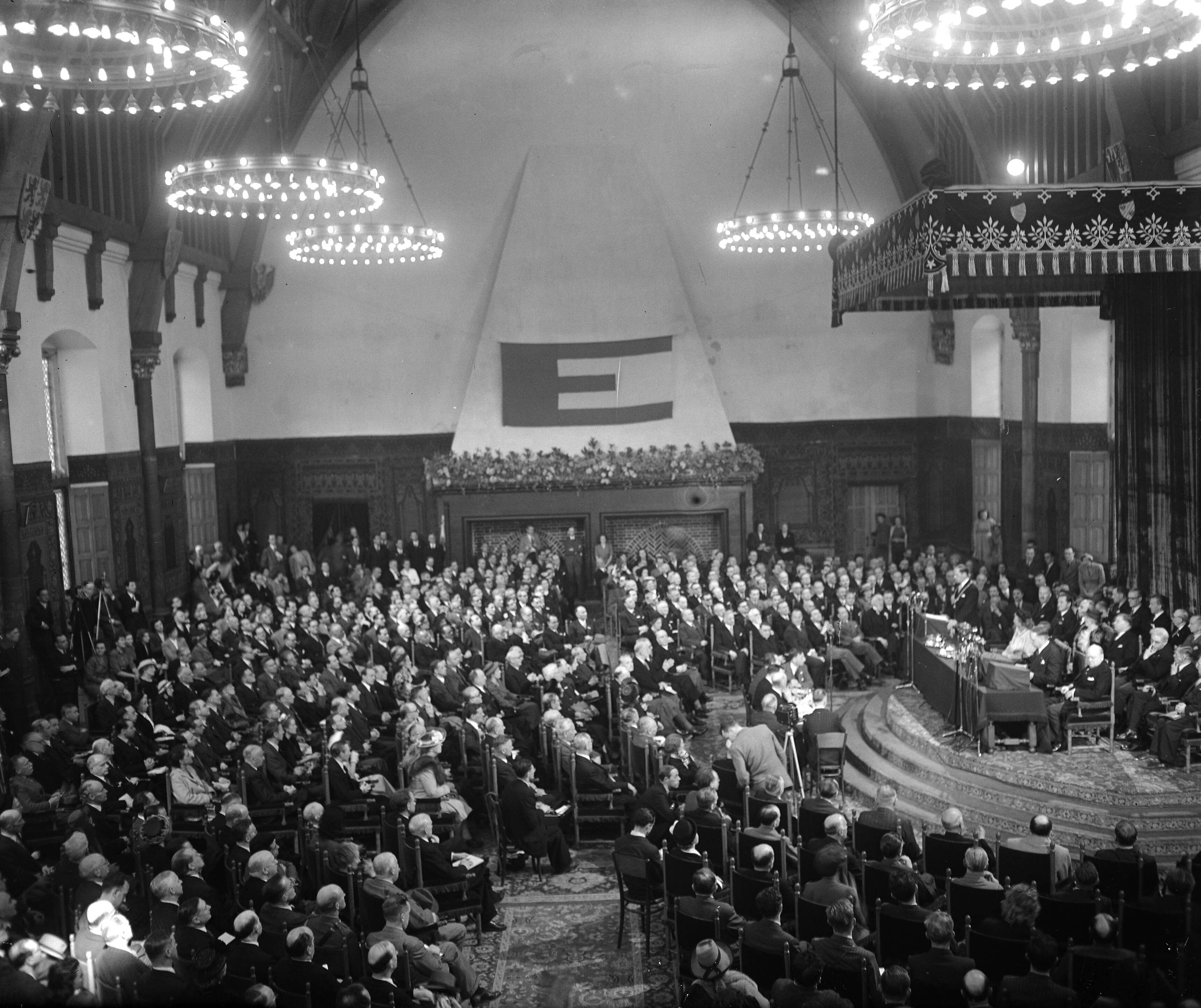Fotocollectie Anefo — Congres van Europa in de Ridderzaal. Overzicht — Foto: Snikkers, Anton / Anefo. Licentie: Set B: Rechtenvrij / Publiek Domein. Bron: Nationaal Archief. http://hdl.handle.net/10648/ad7adfea-d0b4-102d-bcf8-003048976d84
