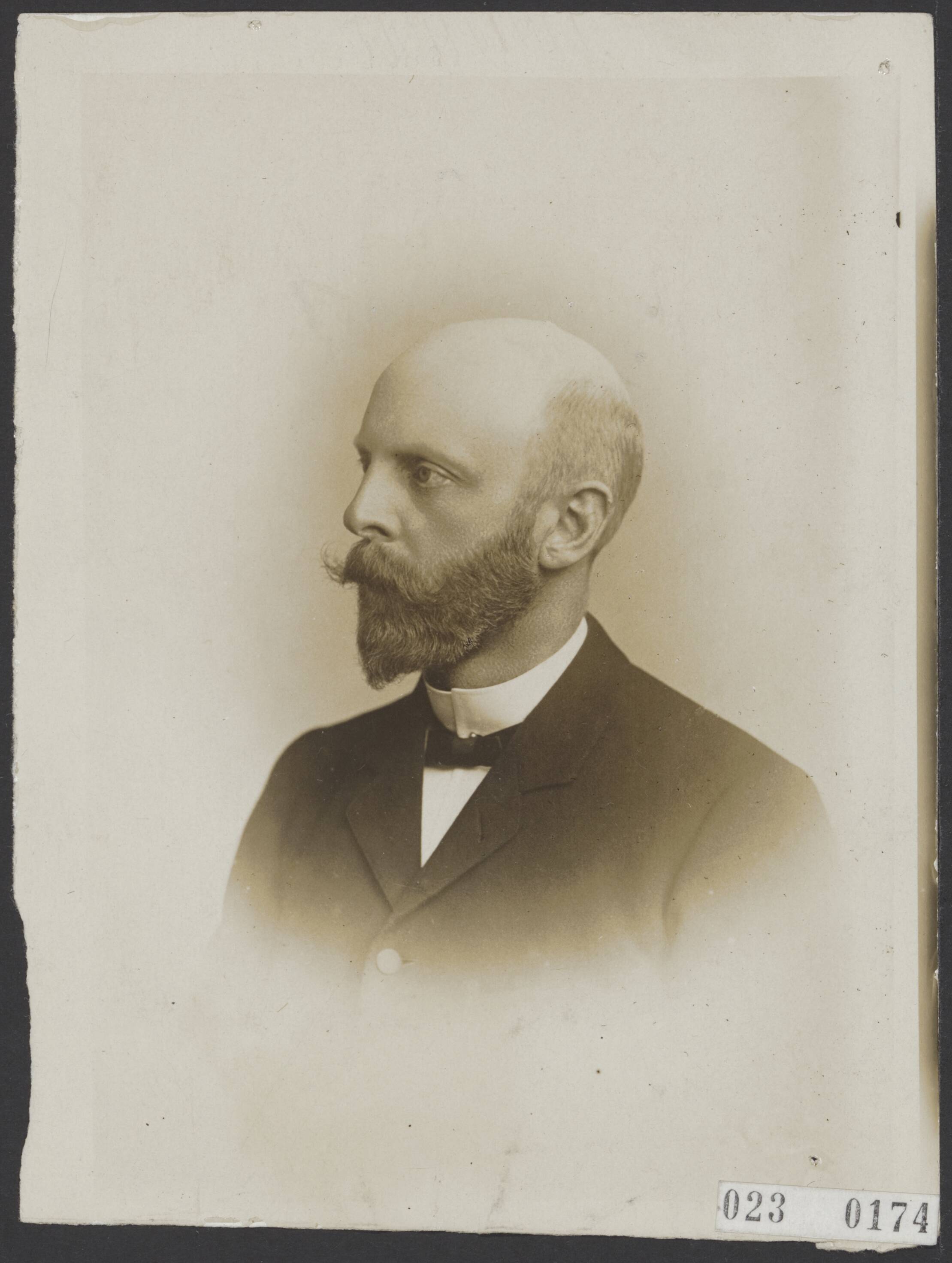 Fotocollectie Elsevier Binnenland — De heer Coster, uitgever van de "Alkmaarse Courant" — Foto: N.V. Vereenigde Fotobureaux. Licentie: Set B: Rechtenvrij / Publiek Domein. Bron: Nationaal Archief. http://hdl.handle.net/10648/add402a0-d0b4-102d-bcf8-003048976d84