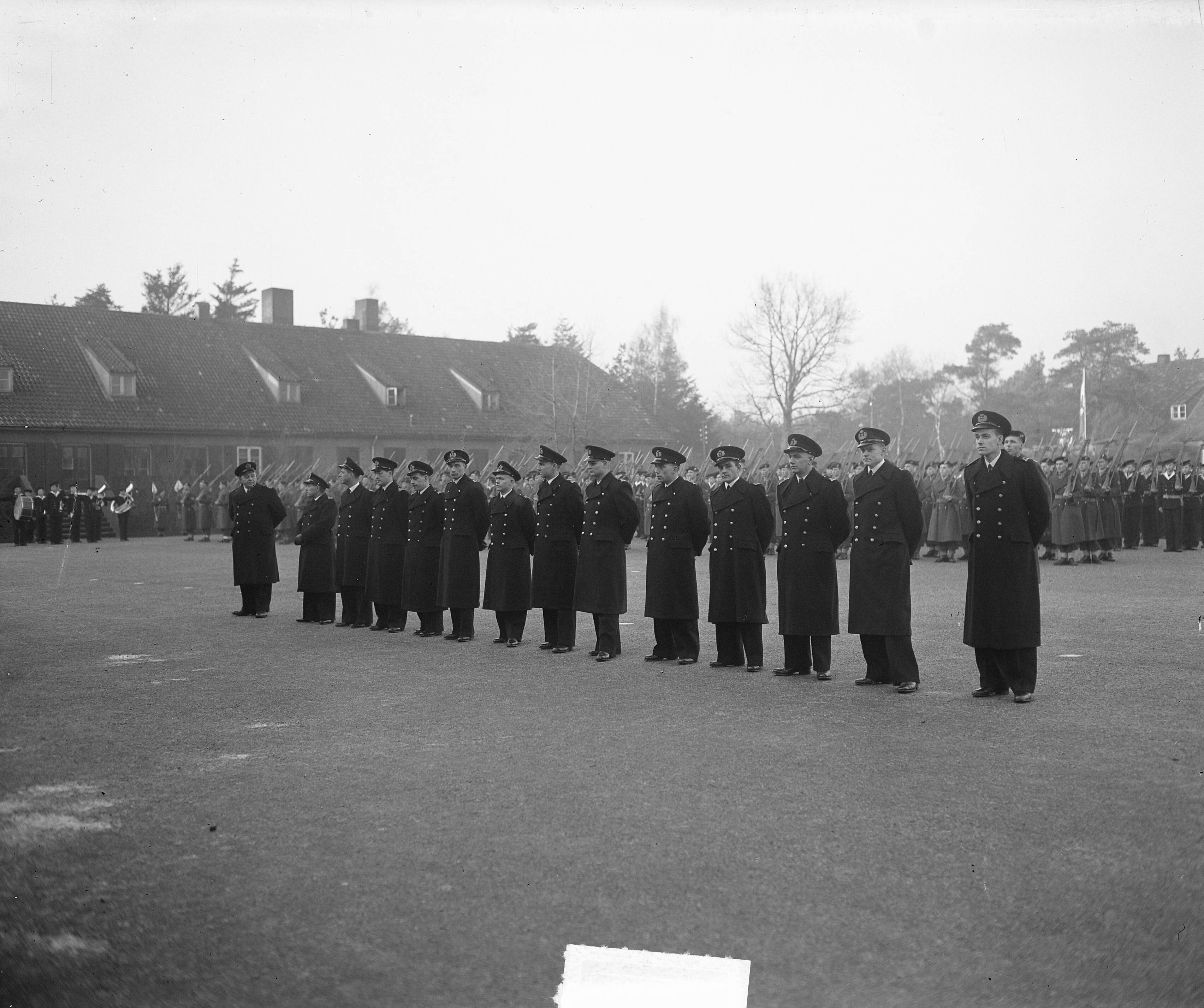 Beëdiging MOC Hilversum — Beediging MOC Hilversum. Marine-officieren — Foto: Winterbergen, Rolf / Anefo. Licentie: Set B: Rechtenvrij / Publiek Domein. Bron: Nationaal Archief. http://hdl.handle.net/10648/a8d2dd26-d0b4-102d-bcf8-003048976d84