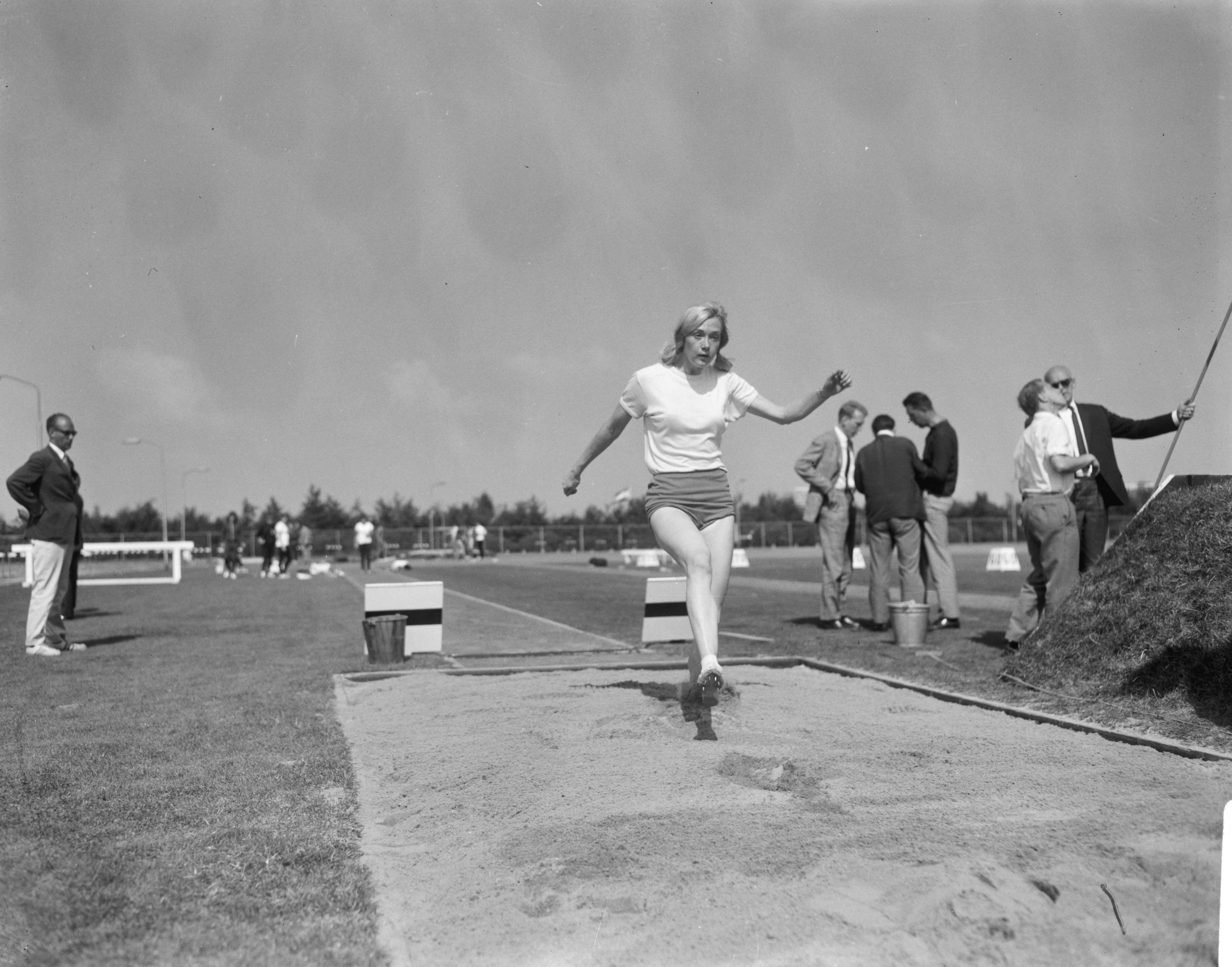 Fotocollectie Anefo — Nationale Atletiekwedstrijden te Haarlem, Corrie Bakker aktie — Foto: Bilsen, Joop van / Anefo. Licentie: Set B: Rechtenvrij / Publiek Domein. Bron: Nationaal Archief. http://hdl.handle.net/10648/aaf73174-d0b4-102d-bcf8-003048976d84