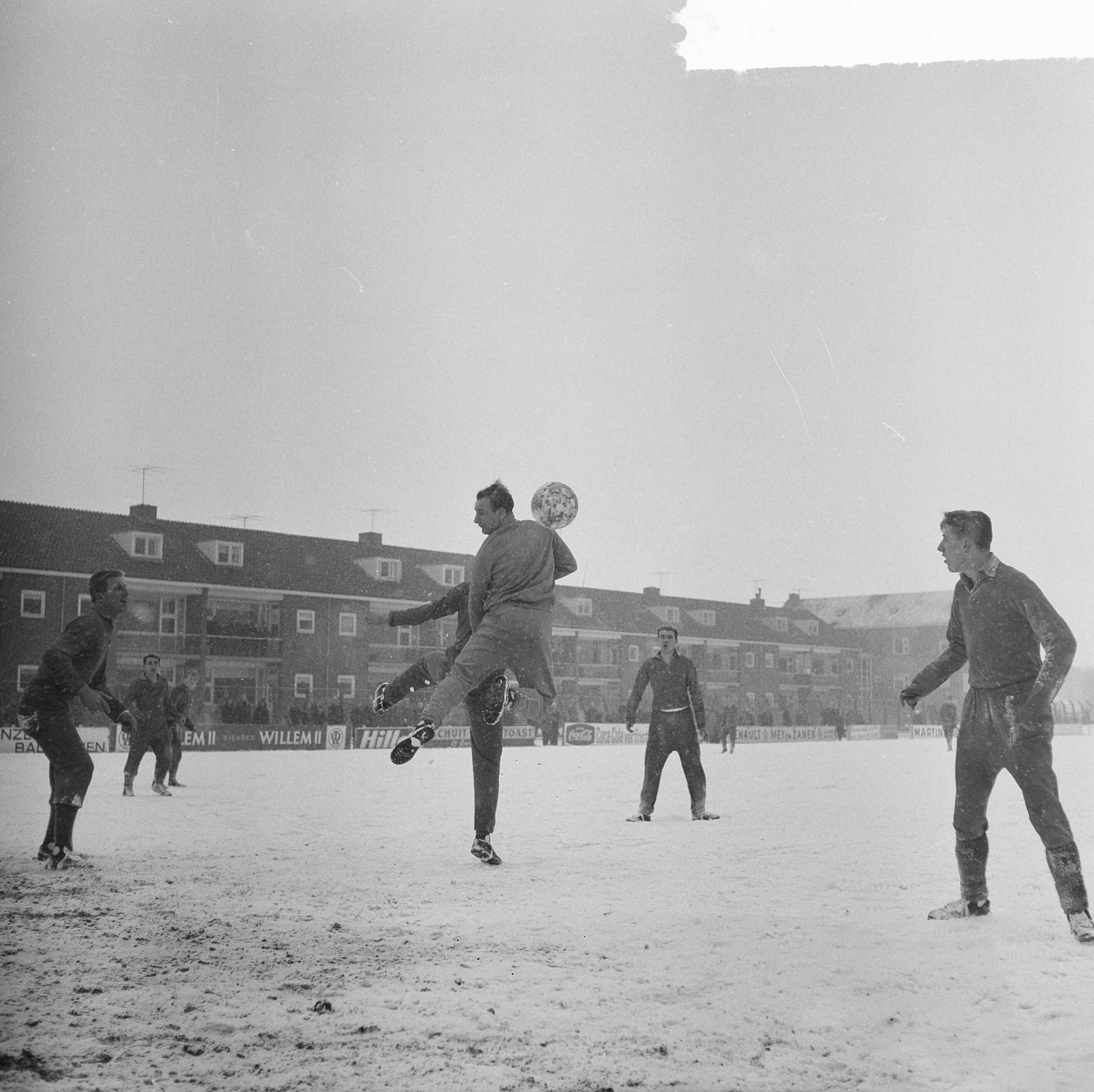Fotocollectie Anefo — Voetbal. KFC tegen DWS 1-5. Spelmoment — Foto: Nijs, Jac. de / Anefo. Licentie: Set B: Rechtenvrij / Publiek Domein. Bron: Nationaal Archief. http://hdl.handle.net/10648/aa287f5a-d0b4-102d-bcf8-003048976d84
