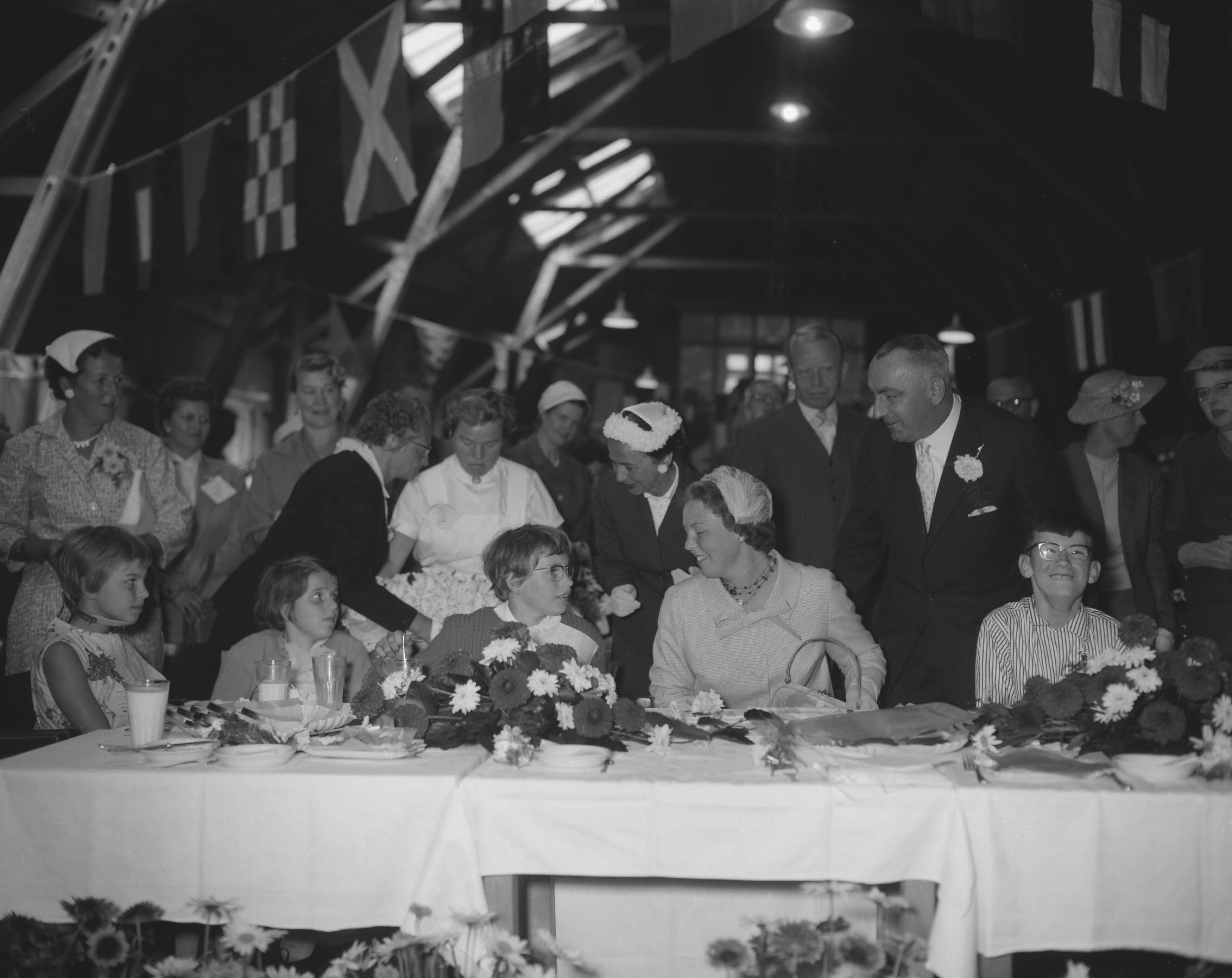 Fotocollectie Anefo — Prinses Beatrix bezoekt 500 poliopatientjes in Scheveningen — Foto: Bilsen, Joop van / Anefo. Licentie: Set B: Rechtenvrij / Publiek Domein. Bron: Nationaal Archief. http://hdl.handle.net/10648/a9801f36-d0b4-102d-bcf8-003048976d84