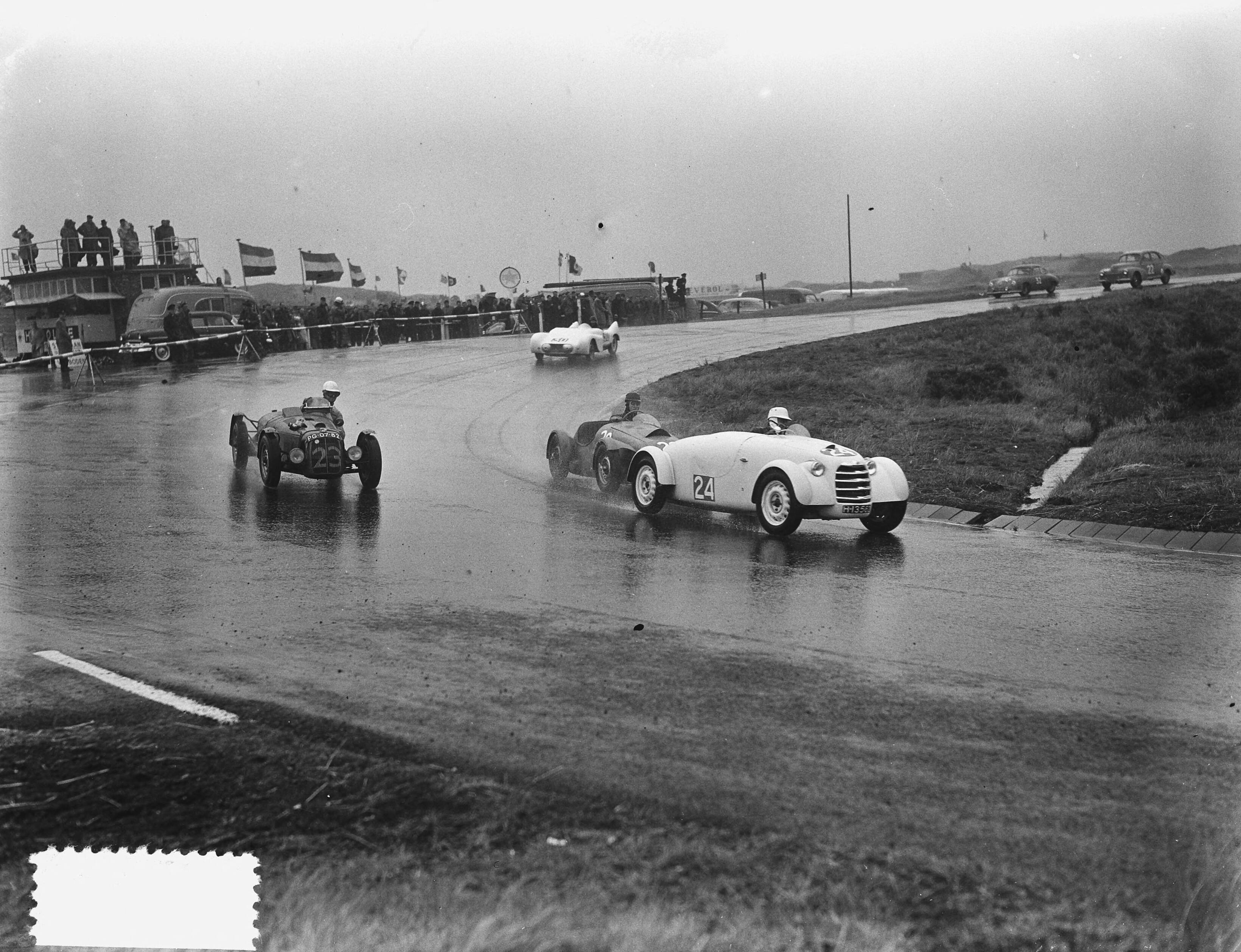 Fotocollectie Anefo — Auto- en motorraces op het circuit van Zandvoort. Raceauto's in de Hunzebocht — Foto: Rossem, Wim van / Anefo. Licentie: Set B: Rechtenvrij / Publiek Domein. Bron: Nationaal Archief. http://hdl.handle.net/10648/a9268ed0-d0b4-102d-bcf8-003048976d84