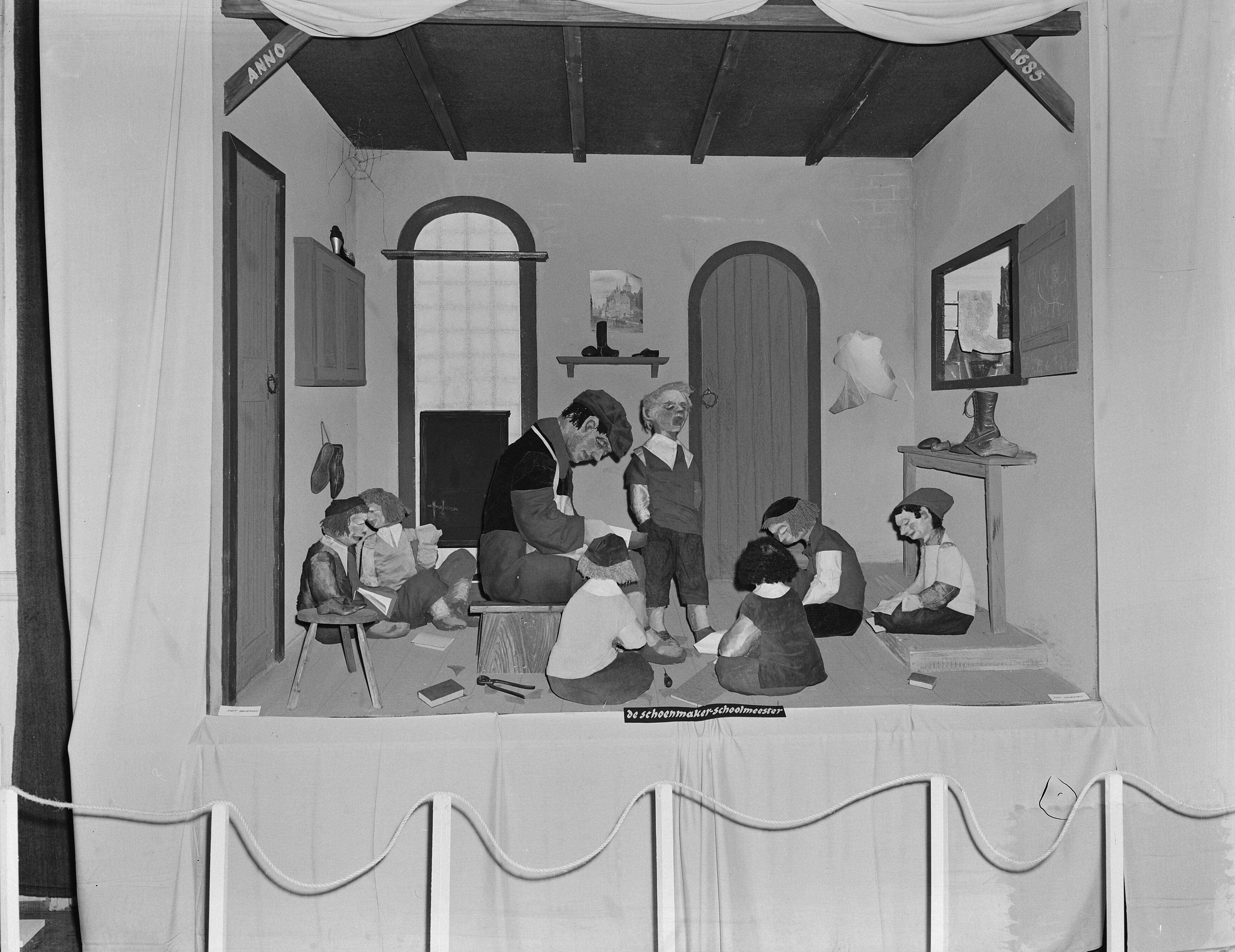 Tentoonstelling 'Het Gulden Voetspoor'. Expositie van de geschiedenis van het schoeisel in Den Haag — Foto: Pot, Harry / Anefo. — Licentie: Set B: Rechtenvrij / Publiek Domein. Bron: Nationaal Archief. http://hdl.handle.net/10648/a8efe8c6-d0b4-102d-bcf8-003048976d84