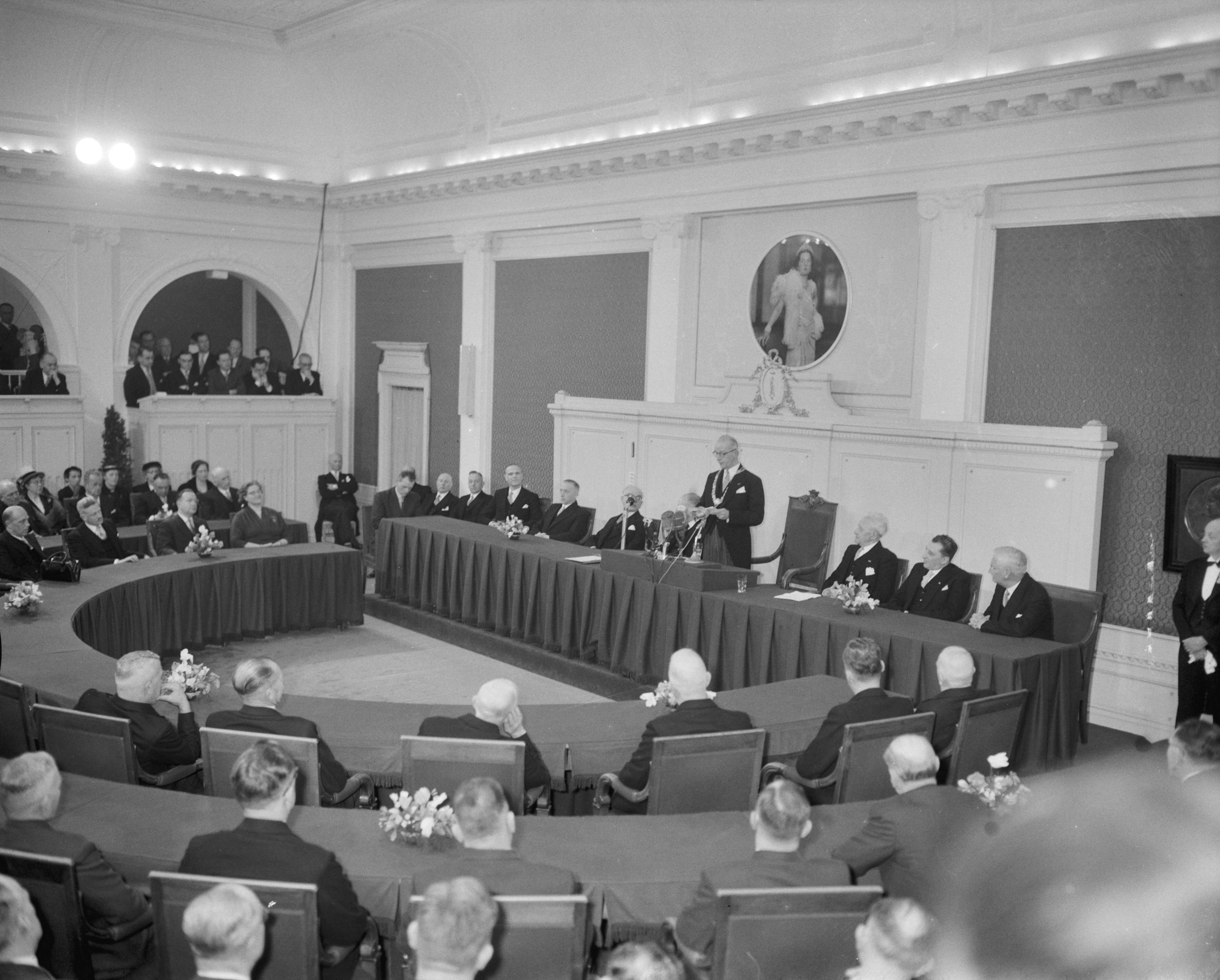 Fotocollectie Anefo — Installatie van burgemeester H.A.M.T. Kolfschoten van Den Haag — Foto: Bilsen, Joop van / Anefo. Licentie: Set B: Rechtenvrij / Publiek Domein. Bron: Nationaal Archief. http://hdl.handle.net/10648/a957b320-d0b4-102d-bcf8-003048976d84