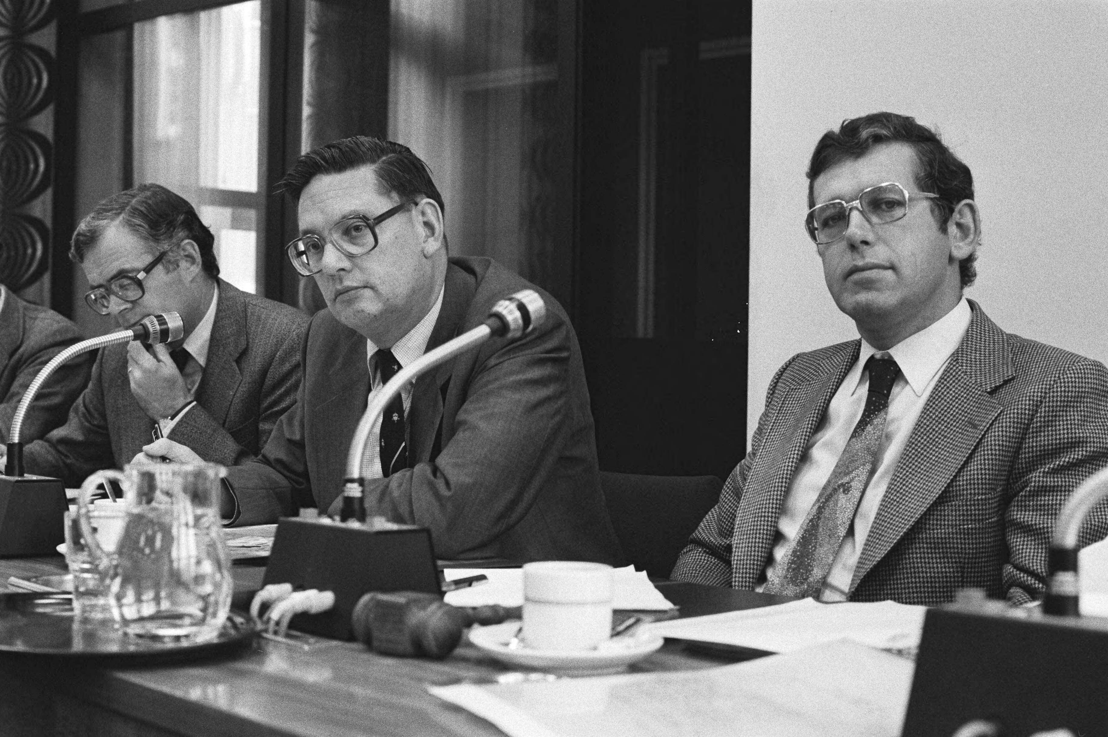 Fotocollectie Anefo — Vaste Kamercommissie vergaderde in Den Haag voor kernenergie, Minister Van Aardenne met rechts naast zich vanHouwelingen — Foto: Dijk, Hans van / Anefo. Licentie: Set B: Rechtenvrij / Publiek Domein. Bron: Nationaal Archief. http://hdl.handle.net/10648/aceaf4ac-d0b4-102d-bcf8-003048976d84
