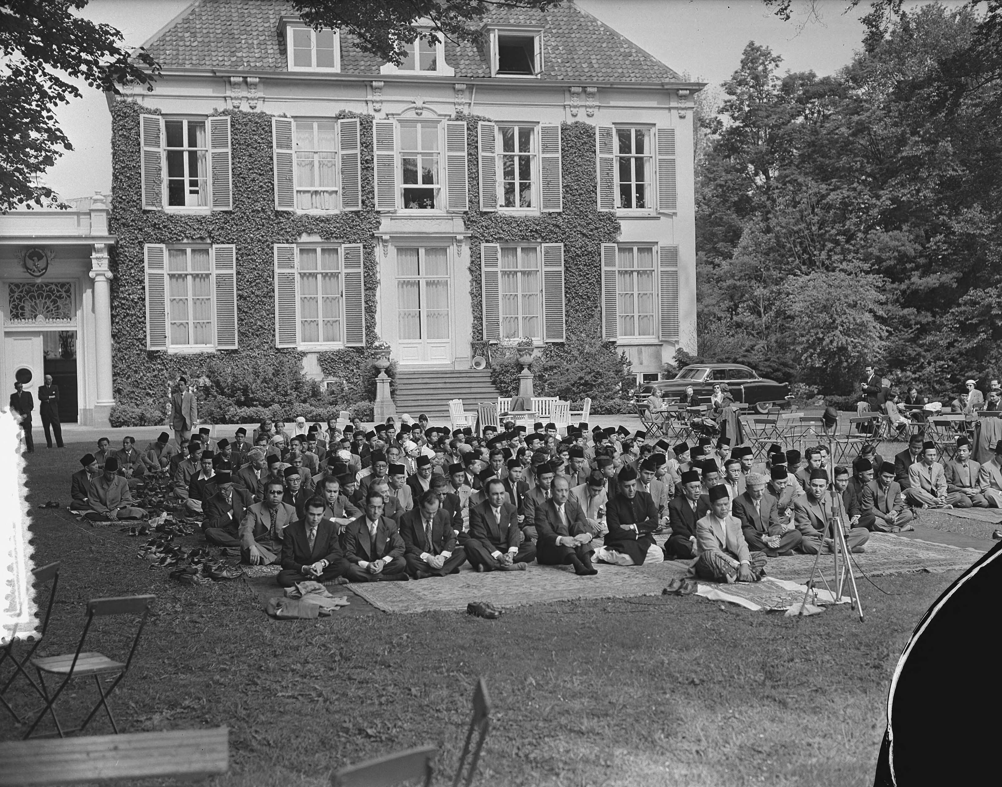 Fotocollectie Anefo — Viering van islamitisch feest Lebaran in de ambtswoning van de Hoge Commissaris van Indonesië, dr. Sutanto Tirtoprojo, te Wassenaar — Foto: Bilsen, Joop van / Anefo. Licentie: Set B: Rechtenvrij / Publiek Domein. Bron: Nationaal Archief. http://hdl.handle.net/10648/a9232146-d0b4-102d-bcf8-003048976d84