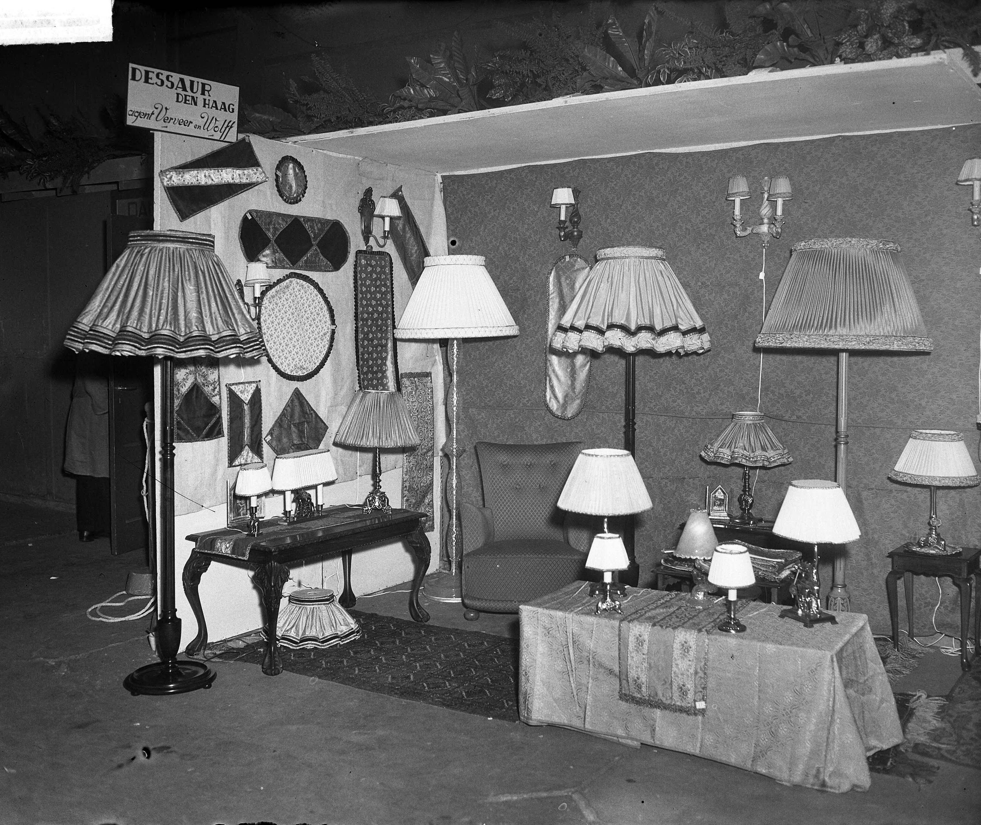 Fotocollectie Anefo — Meubelbeurs in Houtrust Den Haag — Foto: Duinen, H. van / Anefo. Licentie: Set B: Rechtenvrij / Publiek Domein. Bron: Nationaal Archief. http://hdl.handle.net/10648/a8e70904-d0b4-102d-bcf8-003048976d84