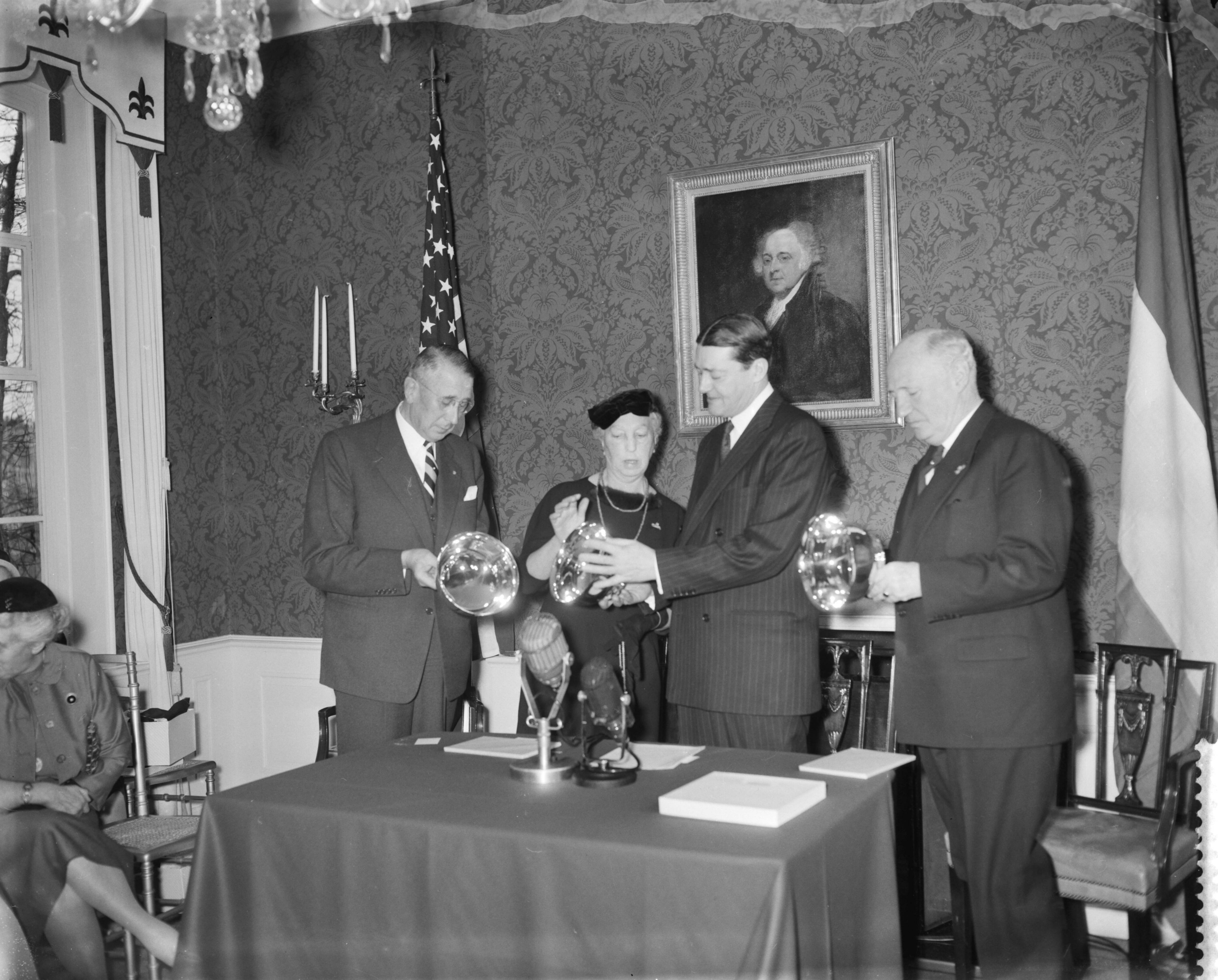 Fotocollectie Anefo — Uitreiking van de Pieter Stuyvesantprijzen door de Amerikaanse ambassadeur Philip Young in zijn ambtswoning. V.l.n.r. Ir. E. U. C. Schiff , mej. dr. J. J. van Dullemond , ambassadeur Young en Willem Hugo de Monchy (hoofdingenieur van de Holland-Amerika Lijn) — Foto: Bilsen, Joop van / Anefo. Licentie: Set B: Rechtenvrij / Publiek Domein. Bron: Nationaal Archief. http://hdl.handle.net/10648/a98a3dfe-d0b4-102d-bcf8-003048976d84