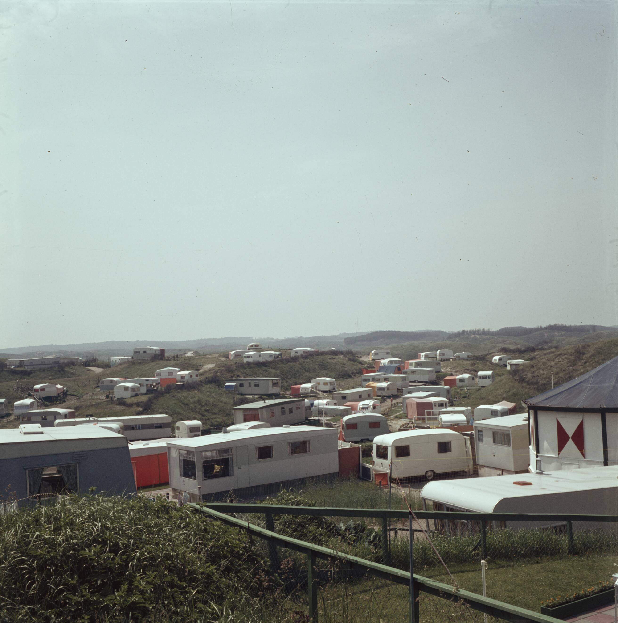 Reportage Nederland — Camping bij Zandvoort — Foto: Poll, Willem van de. Licentie: Set B: Rechtenvrij / Publiek Domein. Bron: Nationaal Archief. http://hdl.handle.net/10648/aeef46e0-d0b4-102d-bcf8-003048976d84