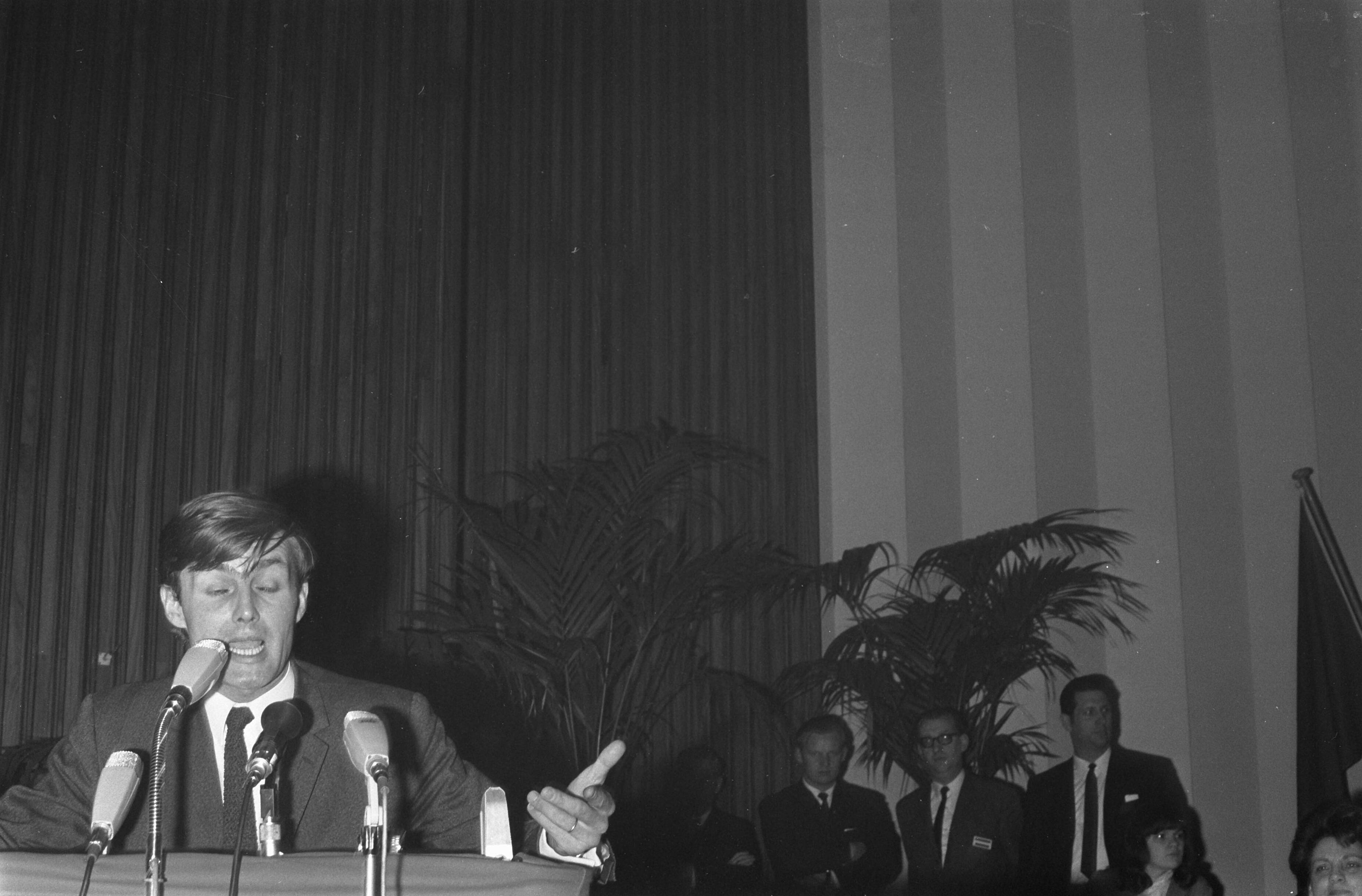 Fotocollectie Anefo — Congres Partij van de Arbeid in Nederlands Congresgebouw Den Haag L. ten Cate (links) en Den Uyl — Foto: Nijs, Jac. de / Anefo. Licentie: Set B: Rechtenvrij / Publiek Domein. Bron: Nationaal Archief. http://hdl.handle.net/10648/ab61ab4e-d0b4-102d-bcf8-003048976d84