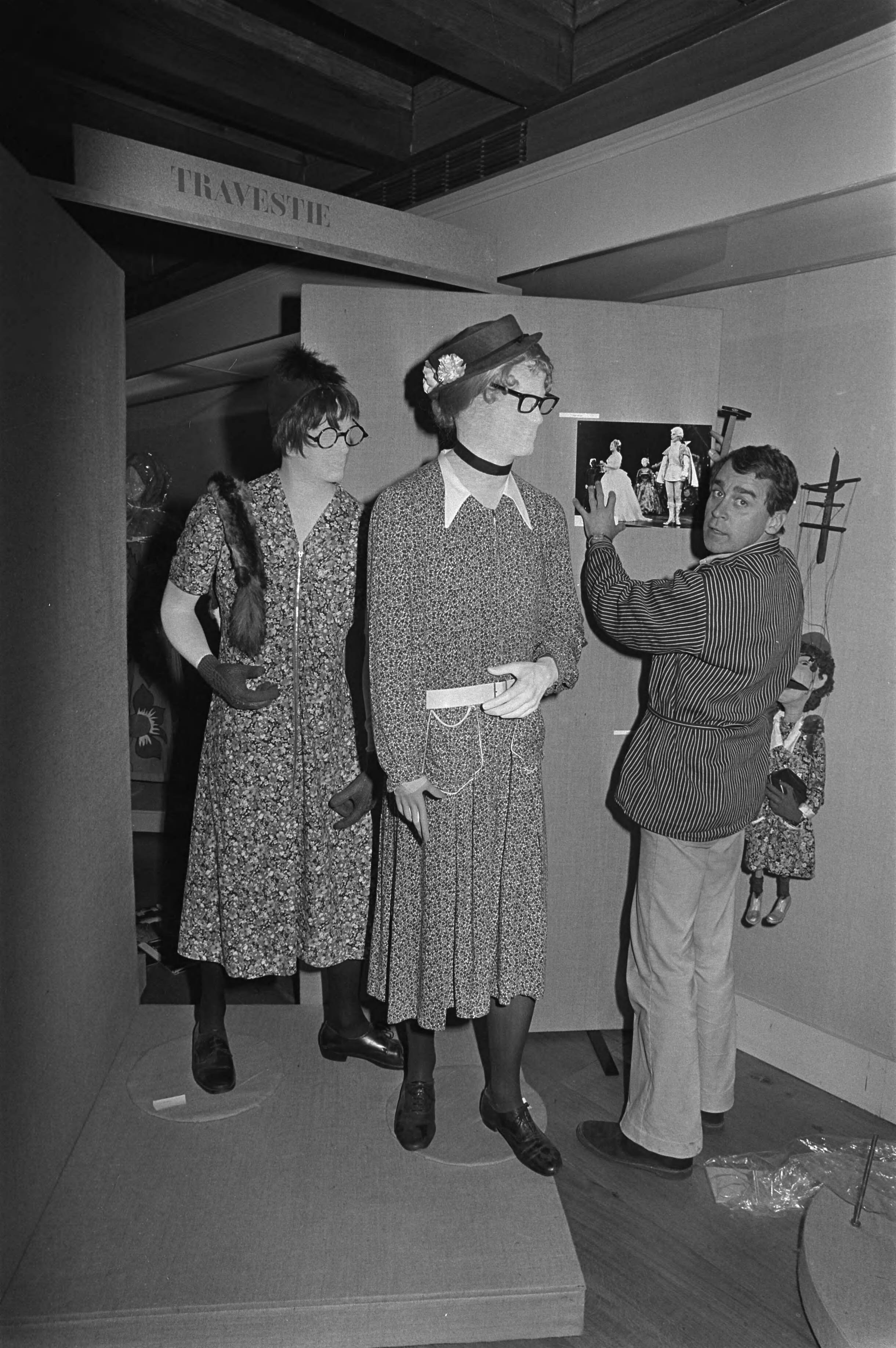 Fotocollectie Anefo — Tentoonstelling theaterkostuums "Goed in het pak" in Zeister Slot ; samensteller Dop van Schalkwijk bij kostuums Snip & Snap — Foto: Mieremet, Rob / Anefo. Licentie: Set B: Rechtenvrij / Publiek Domein. Bron: Nationaal Archief. http://hdl.handle.net/10648/ac7ae112-d0b4-102d-bcf8-003048976d84