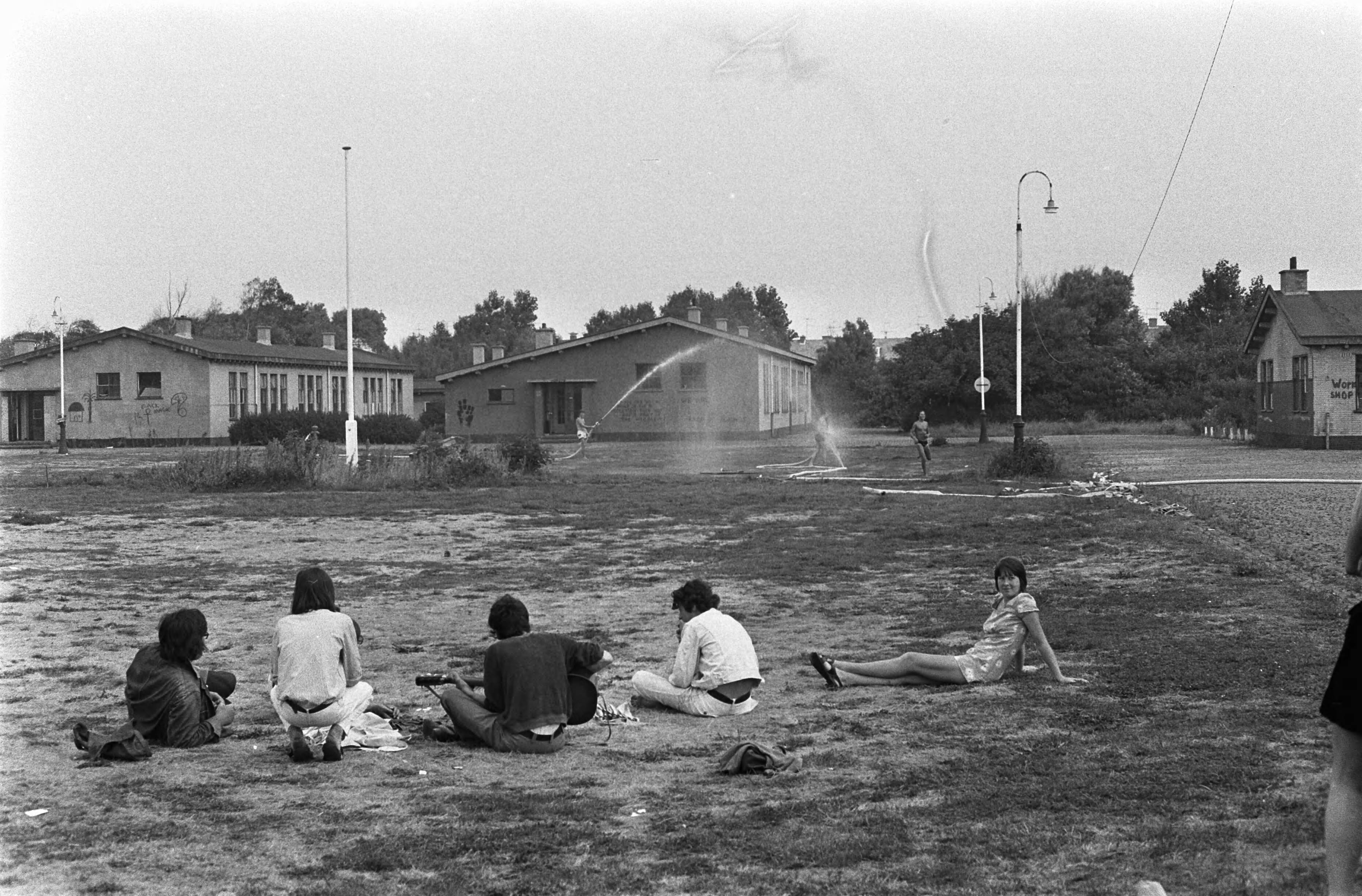 Fotocollectie Anefo — Kabouters uit Amsterdam en Den Haag hebben in Den Haag het voormalige Milvakamp bezet en hebben er hun Ministerie van Offensie gevestigd — Foto: Mieremet, Rob / Anefo. Licentie: Set B: Rechtenvrij / Publiek Domein. Bron: Nationaal Archief. http://hdl.handle.net/10648/ab9e6df4-d0b4-102d-bcf8-003048976d84