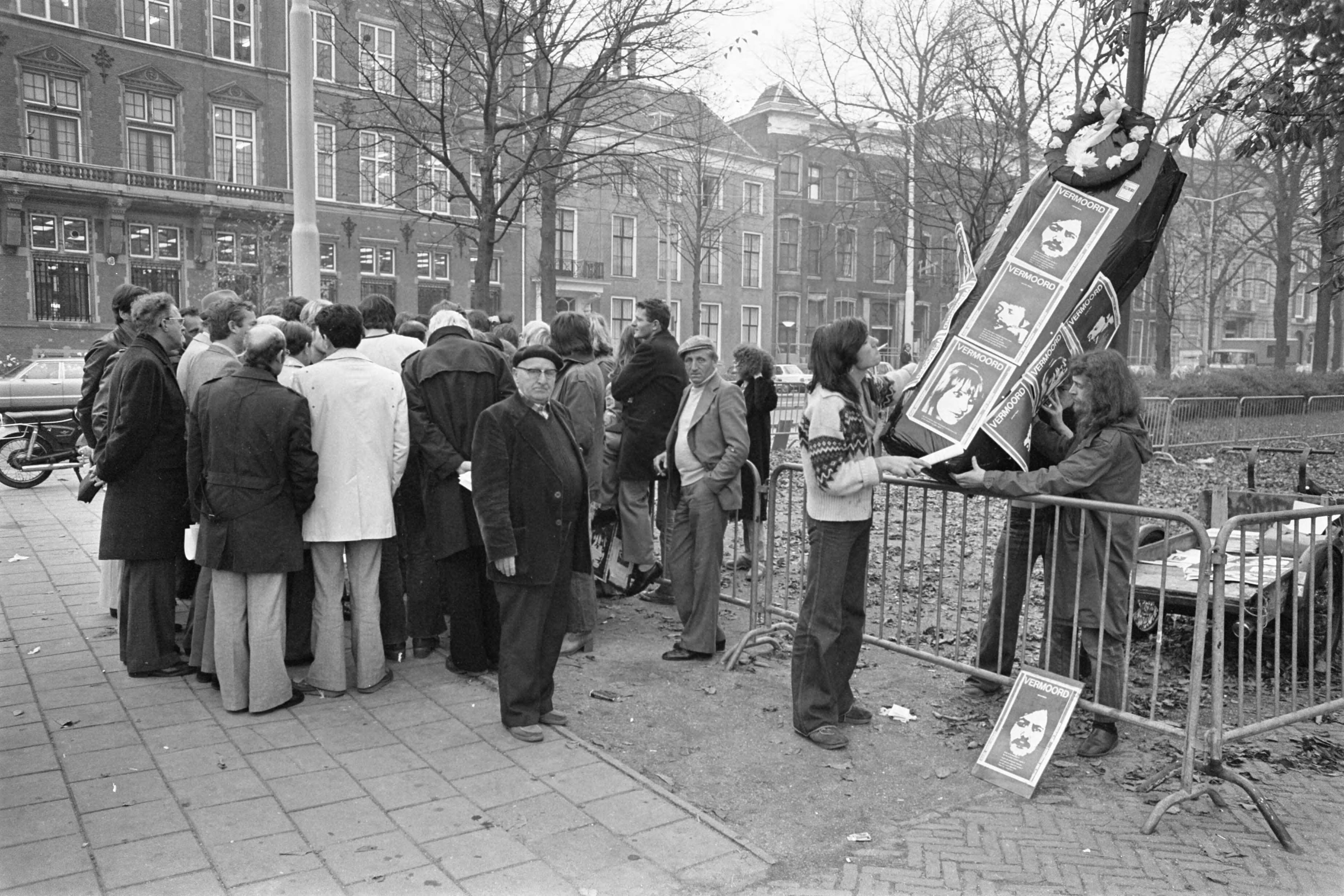 Fotocollectie Anefo — Demonstratie (met doodkist) voor Duitse ambassade in Den Haag — Foto: Peters, Hans / Anefo. Licentie: Set B: Rechtenvrij / Publiek Domein. Bron: Nationaal Archief. http://hdl.handle.net/10648/aca5452e-d0b4-102d-bcf8-003048976d84
