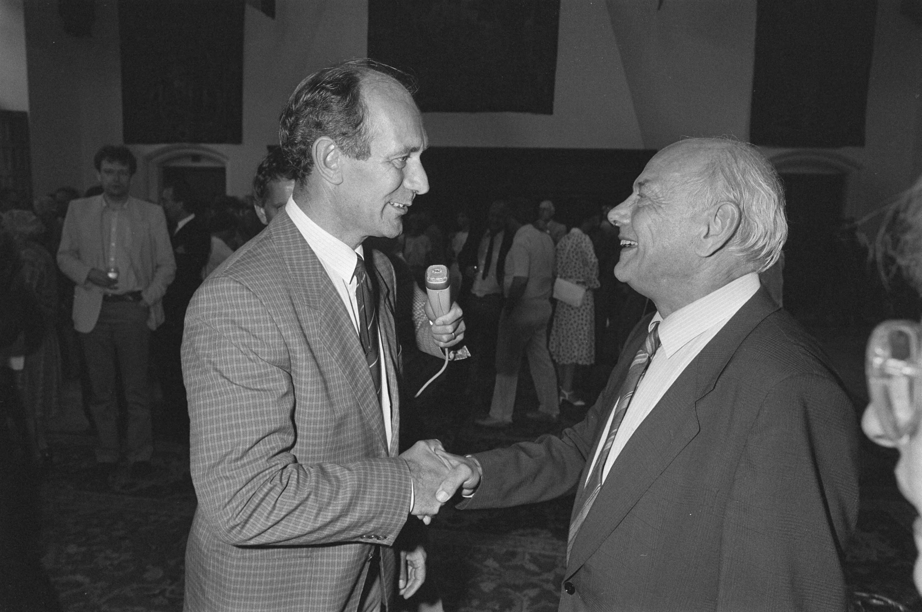 Fotocollectie Anefo — Receptie t.g.v. 65e verjaardag van J. den Uyl in Ridderzaal Den Haag ; 4 Diepenhorst (l) met Den Uyl , 5, 6 De Vries met Den Uyl — Foto: Croes, Rob C. / Anefo. Licentie: Set B: Rechtenvrij / Publiek Domein. Bron: Nationaal Archief. http://hdl.handle.net/10648/ad3c4a32-d0b4-102d-bcf8-003048976d84