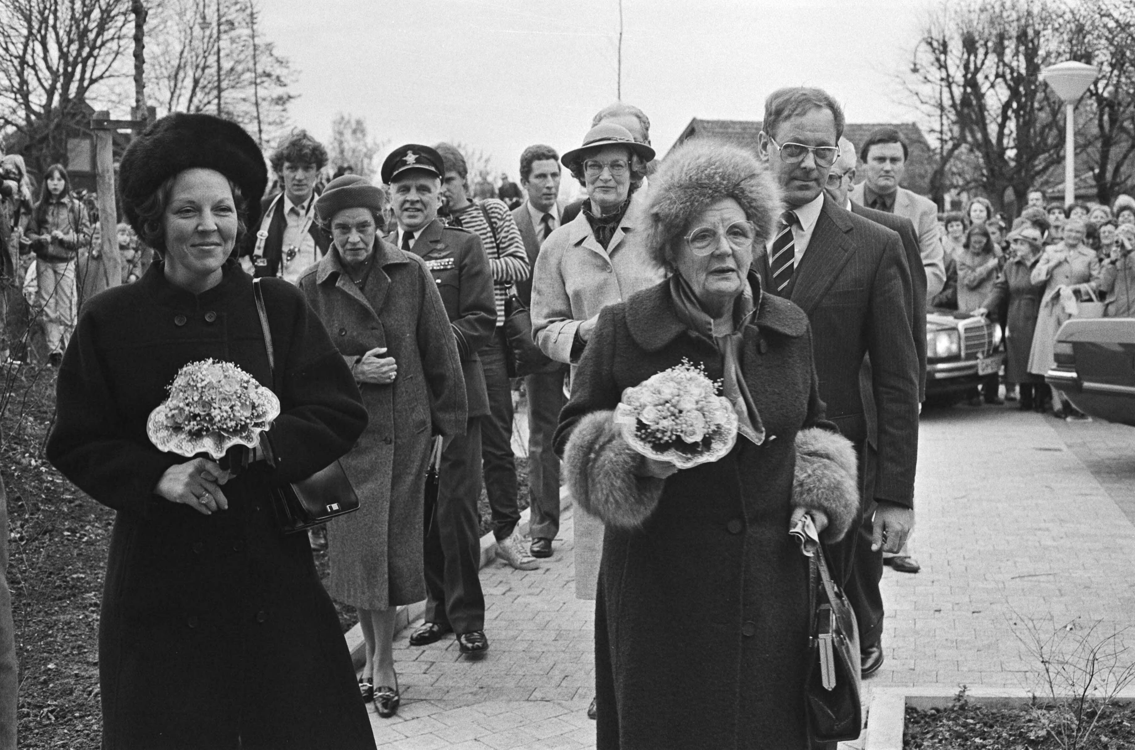 Christelijk Instituut voor dove jongeren "Effatha" in Zoetermeer door Juliana en Beatrix geopend — Koningin Beatrix en Prinses Juliana bij aankomst — Foto: Antonisse, Marcel / Anefo. Licentie: Set B: Rechtenvrij / Publiek Domein. Bron: Nationaal Archief. http://hdl.handle.net/10648/ad07fc46-d0b4-102d-bcf8-003048976d84