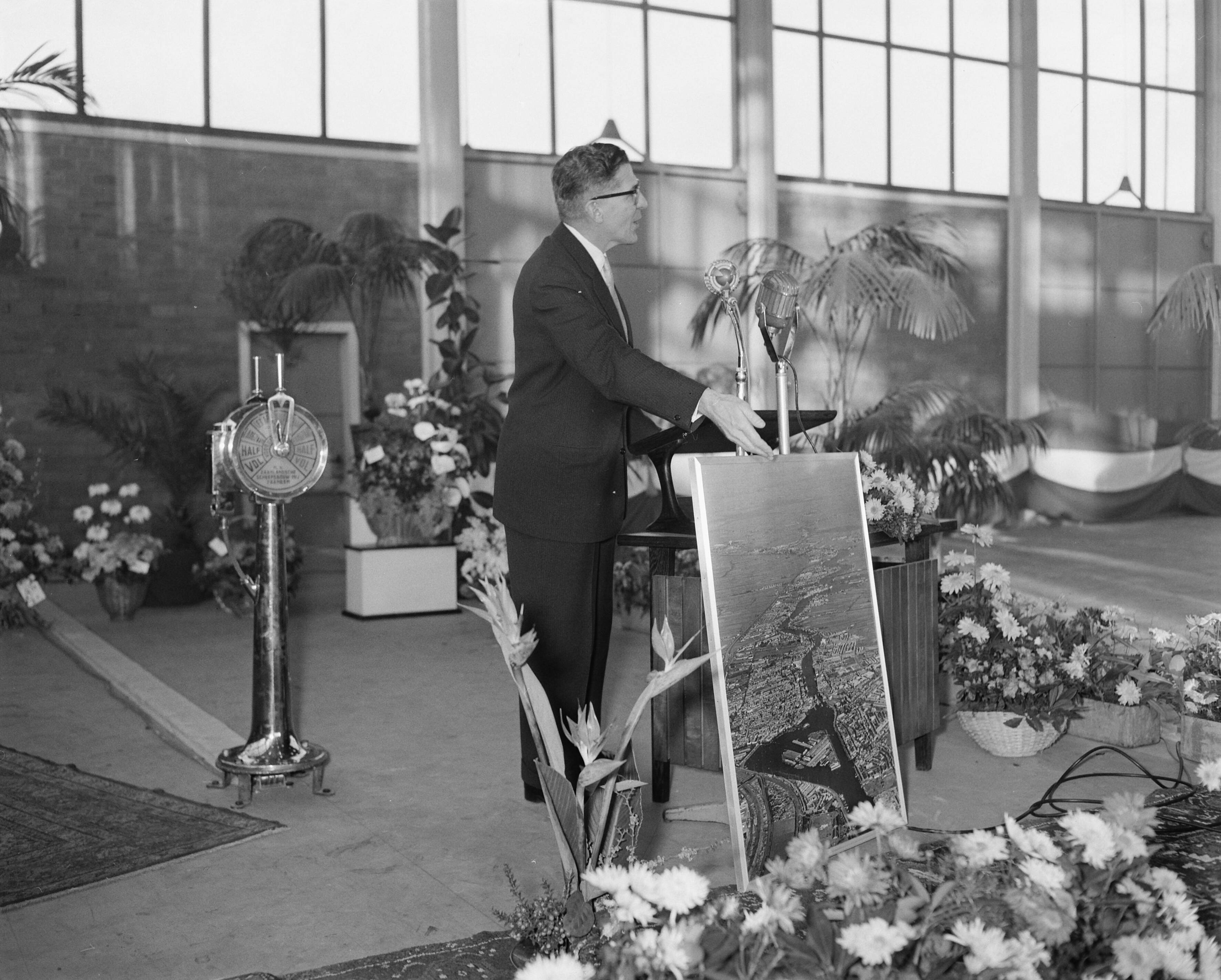 Fotocollectie Anefo — Opening nieuwe werf Zaanlandse Scheepsbouw Maatschappij te Zaandam — Foto: Bilsen, Joop van / Anefo. Licentie: Set B: Rechtenvrij / Publiek Domein. Bron: Nationaal Archief. http://hdl.handle.net/10648/a96f62d6-d0b4-102d-bcf8-003048976d84
