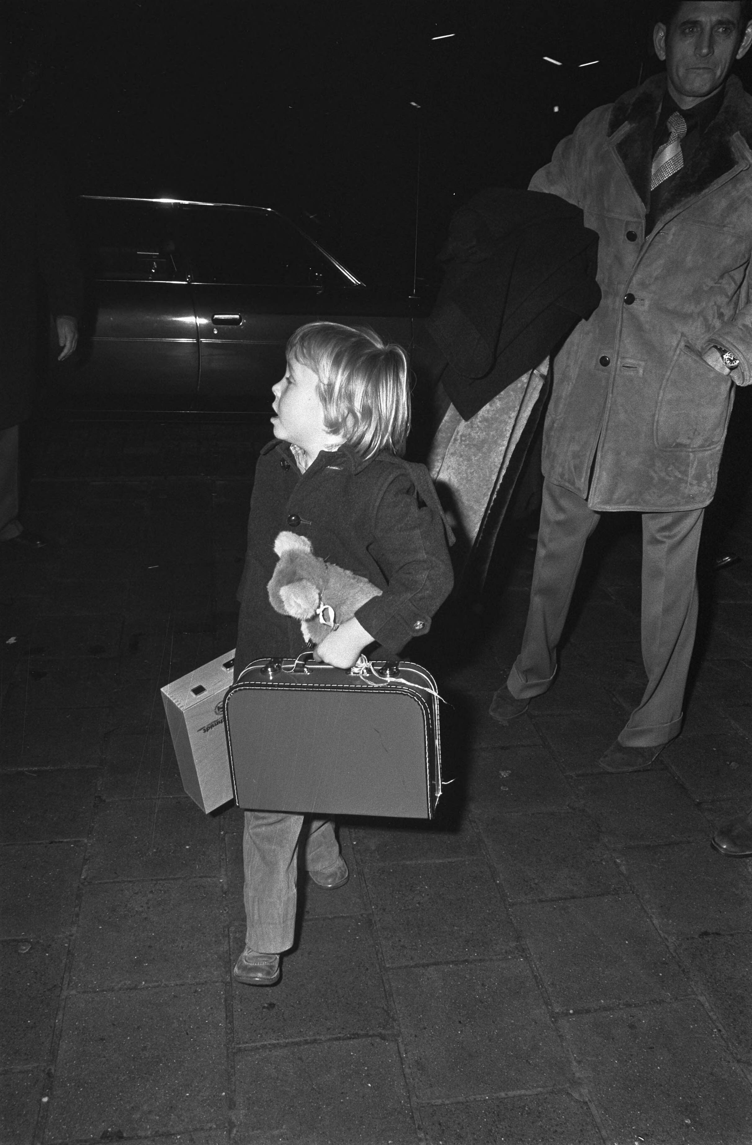 Fotocollectie Anefo — Prinses Beatrix , Claus en kinderen per trein uit Baarn naar wintersport vertrokken; Prinsjes sjouwen met koffers op station — Foto: Verhoeff, Bert / Anefo. Licentie: Set B: Rechtenvrij / Publiek Domein. Bron: Nationaal Archief. http://hdl.handle.net/10648/ac5dce4c-d0b4-102d-bcf8-003048976d84