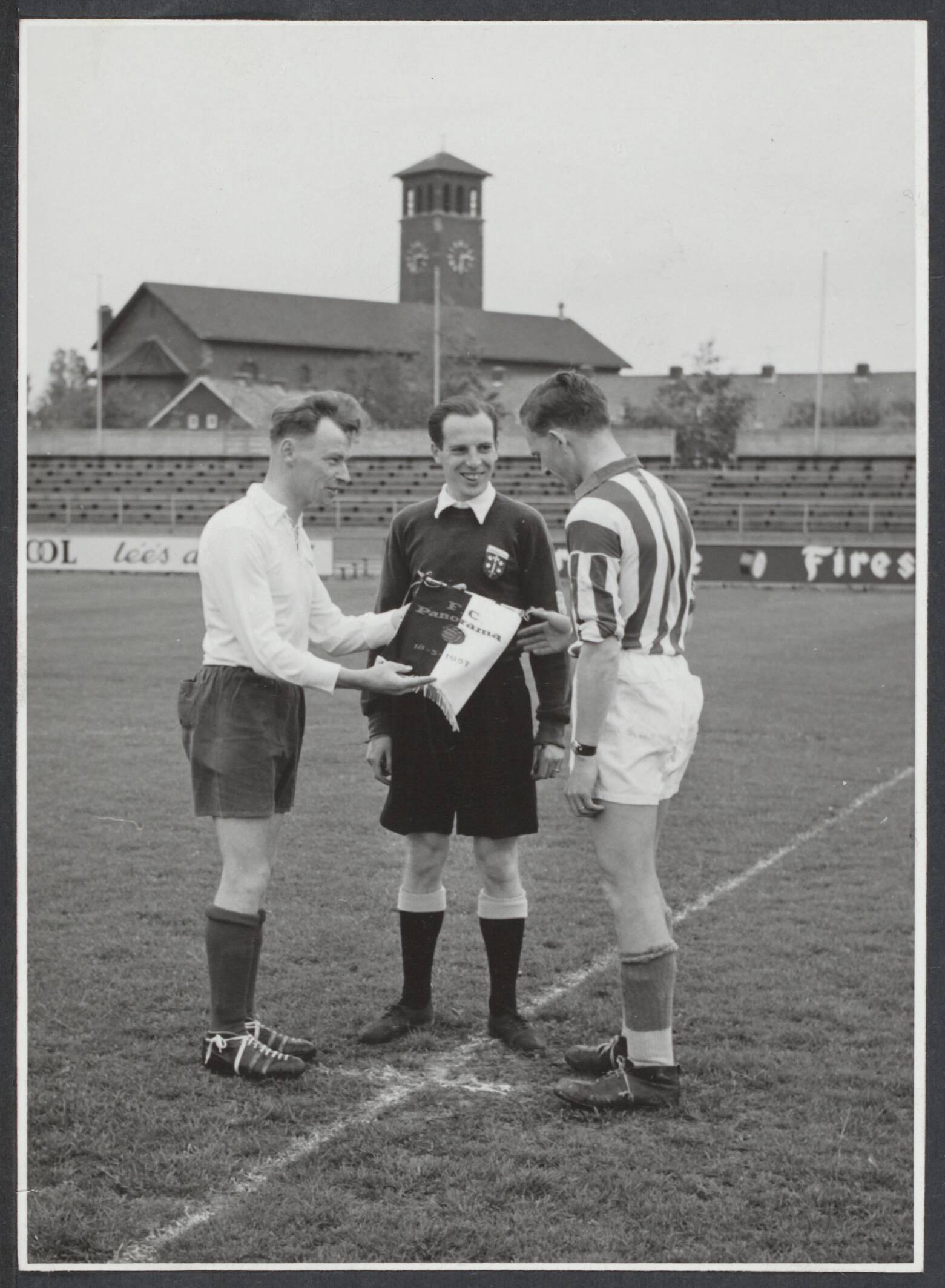 Spaarnestad. Sport en Spel - Nederland — [Serie bedrijfsvoetbal Spaarnestad, diverse jaren] Geen bijschrift [ uitwisselen van vaantje voor de aftrap. op het vaantje staat F.C. Panoraama 18-5-1957] [de scheidsrechter heeft een embleem met het wapen van Haarlem op zijn borst] — Foto: Stuifbergen, Wilh. L. (Pim) / Spaarnestad. Licentie: Set B: Rechtenvrij / Publiek Domein. Bron: Nationaal Archief. http://hdl.handle.net/10648/f88518de-f32f-4c9f-8d77-036cd3ac440e