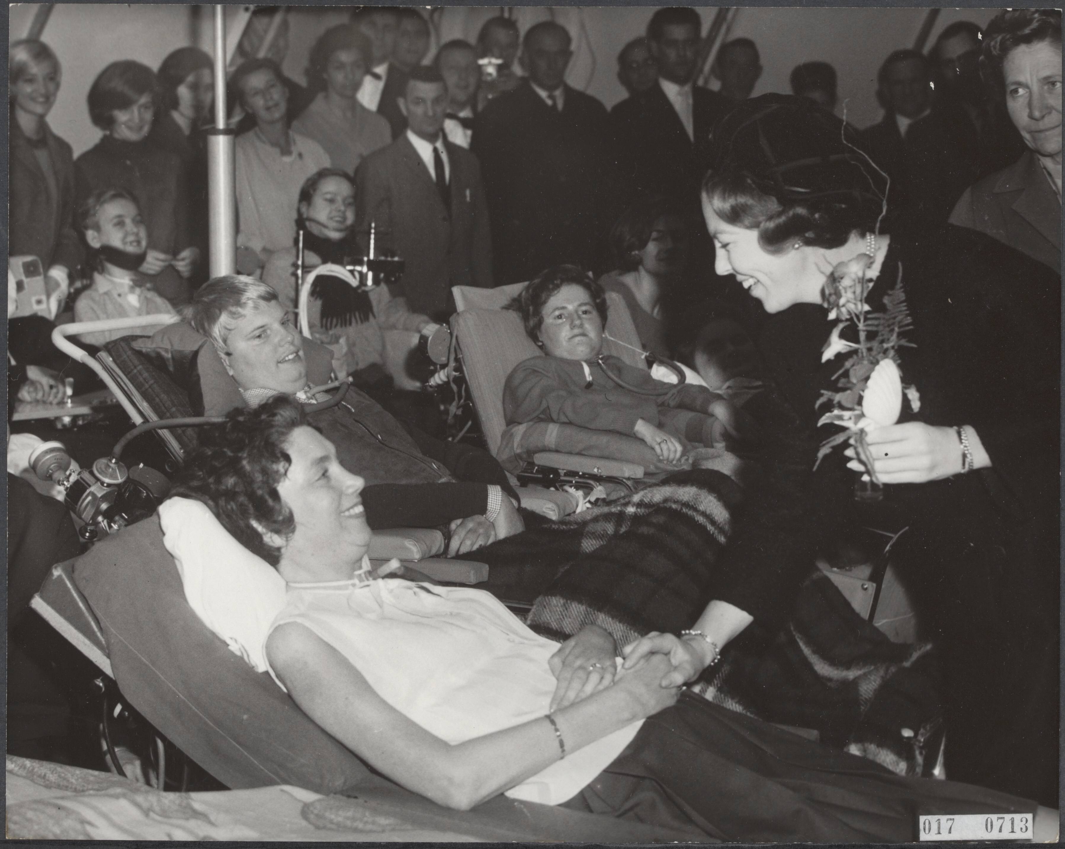 Fotocollectie Elsevier Binnenland — Opening van het paviljoen De Schelp te Scheveningen aan de Brugsestraat te Scheveningen door prinses Beatrix. Prinses Beatrix ontvangt van een van de patiënten bloemen — Foto: Bilsen, Joop van / Anefo. Licentie: Set B: Rechtenvrij / Publiek Domein. Bron: Nationaal Archief. http://hdl.handle.net/10648/adbec6ba-d0b4-102d-bcf8-003048976d84