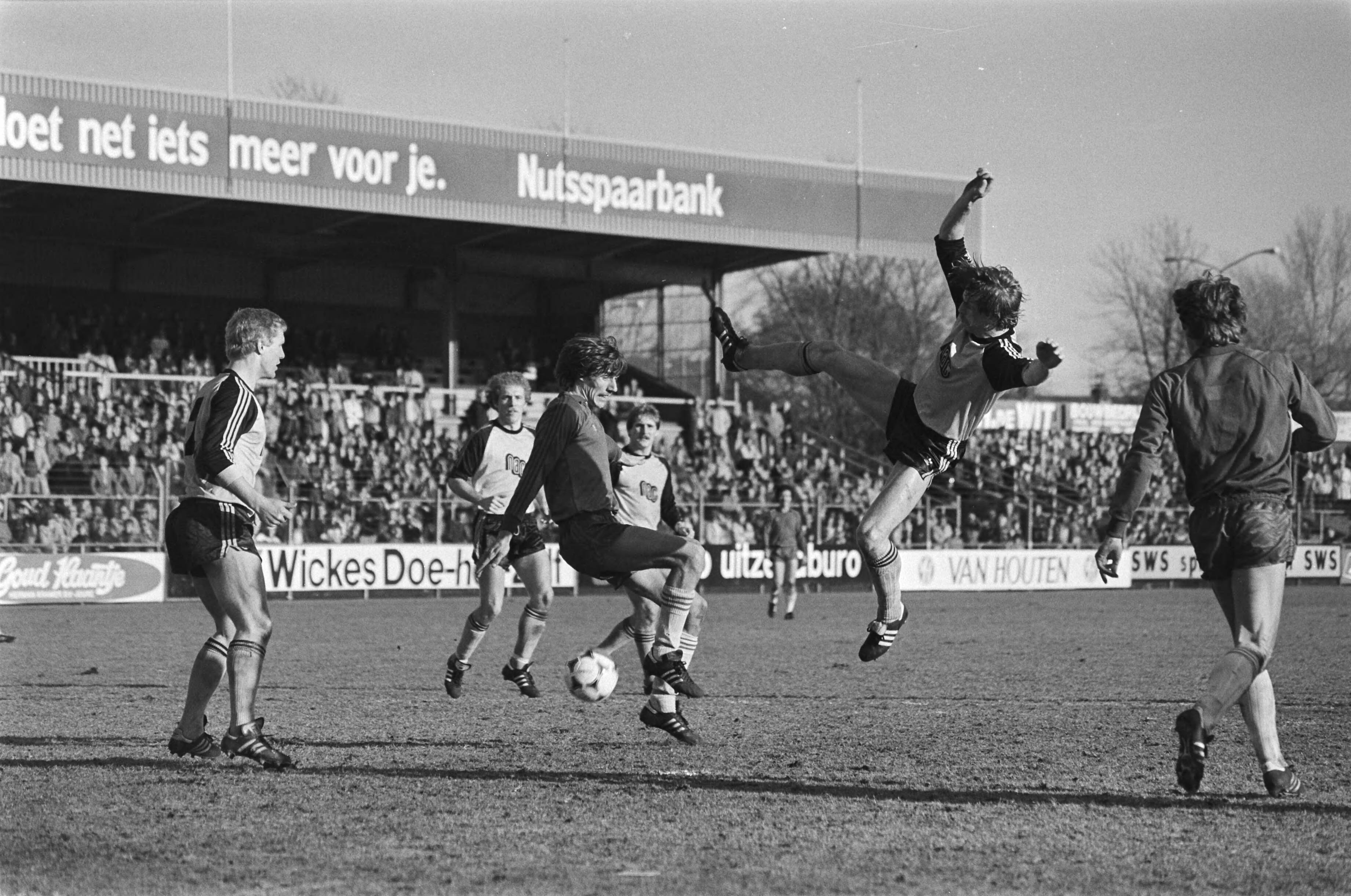 Fotocollectie Anefo — Haarlem tegen NAC 4-1. NAC-speler Anton Joore maakt sprong om Haarlem-speler ( tegen te houden — Foto: Antonisse, Marcel / Anefo. Licentie: Set B: Rechtenvrij / Publiek Domein. Bron: Nationaal Archief. http://hdl.handle.net/10648/ad10121e-d0b4-102d-bcf8-003048976d84
