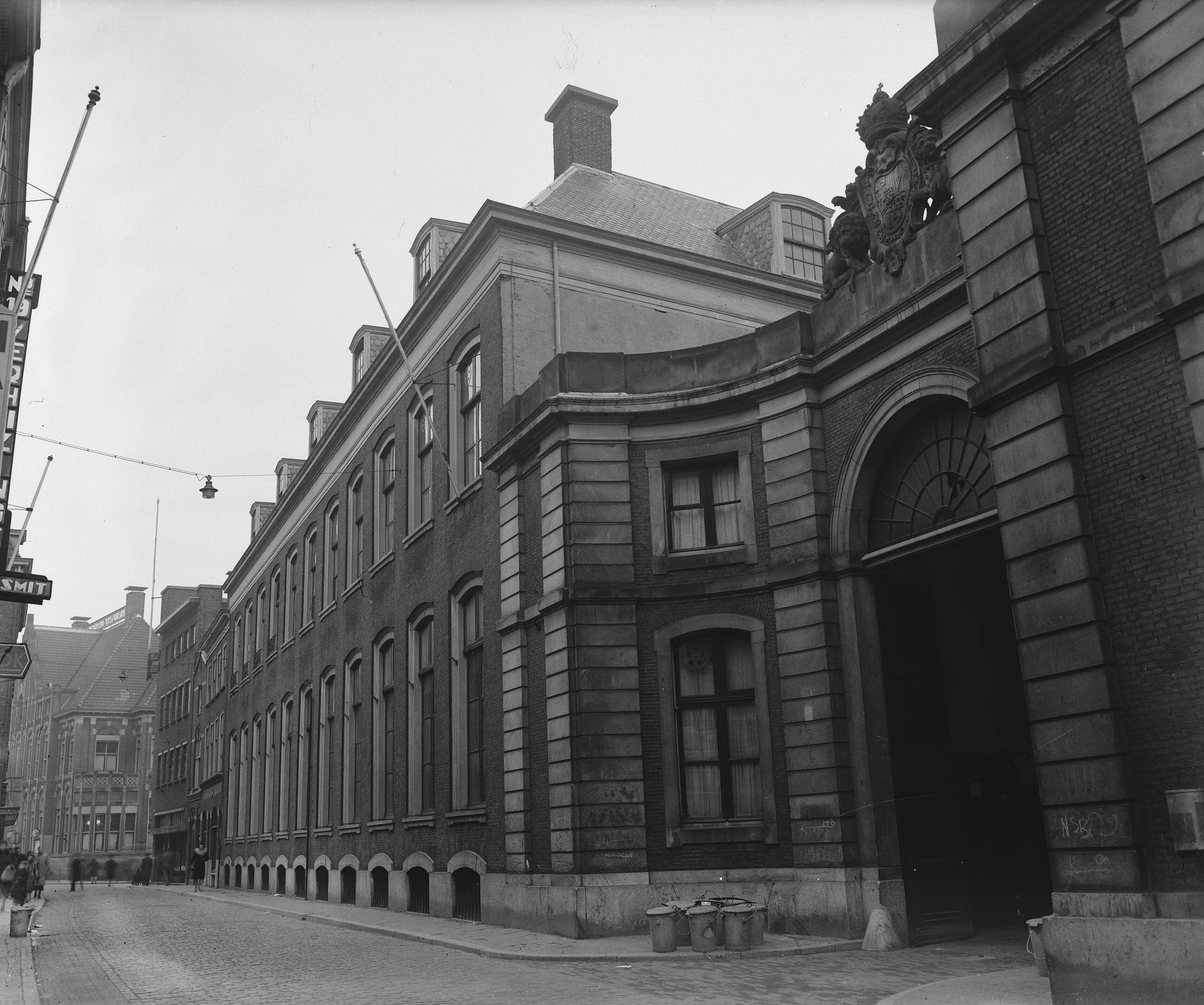 Fotocollectie Anefo — Gebouw van de Britse ambassade in Den Haag — Foto: Raucamp, Koos / Anefo. Licentie: Set B: Rechtenvrij / Publiek Domein. Bron: Nationaal Archief. http://hdl.handle.net/10648/a893f76e-d0b4-102d-bcf8-003048976d84
