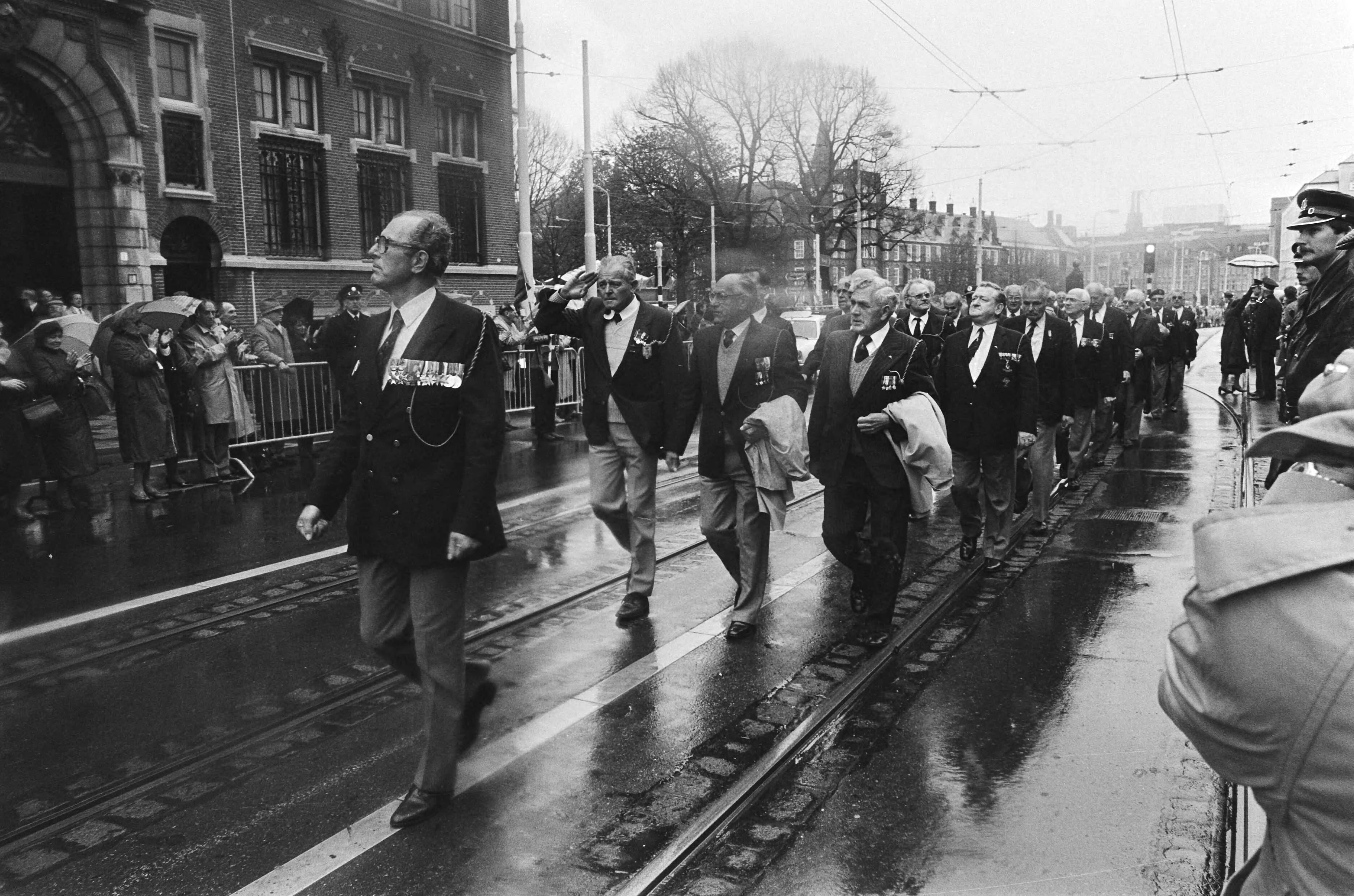 Fotocollectie Anefo — Den Haag , Prinses Juliana bij herdenking binnentrekken Prinses Irenebrigade 40 jaar geleden; voormalige leden Prinses Irenebrigade tijdens defile — Foto: Croes, Rob C. / Anefo. Licentie: Set B: Rechtenvrij / Publiek Domein. Bron: Nationaal Archief. http://hdl.handle.net/10648/ad461b98-d0b4-102d-bcf8-003048976d84