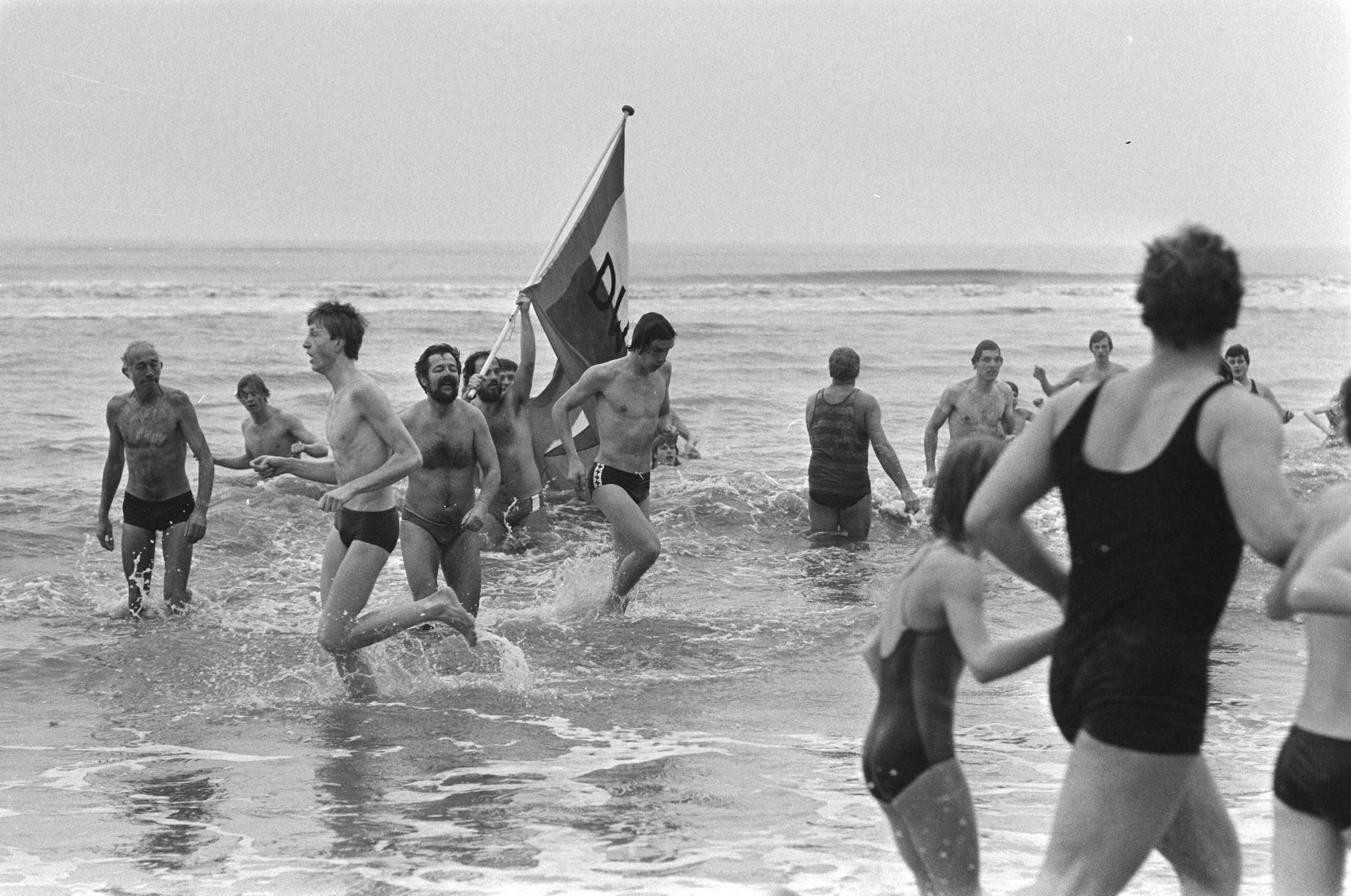 Fotocollectie Anefo — Traditionele nieuwjaarsduik in zee bij Zandvoort — Foto: Croes, Rob C. / Anefo. Licentie: Set B: Rechtenvrij / Publiek Domein. Bron: Nationaal Archief. http://hdl.handle.net/10648/ad0c8072-d0b4-102d-bcf8-003048976d84