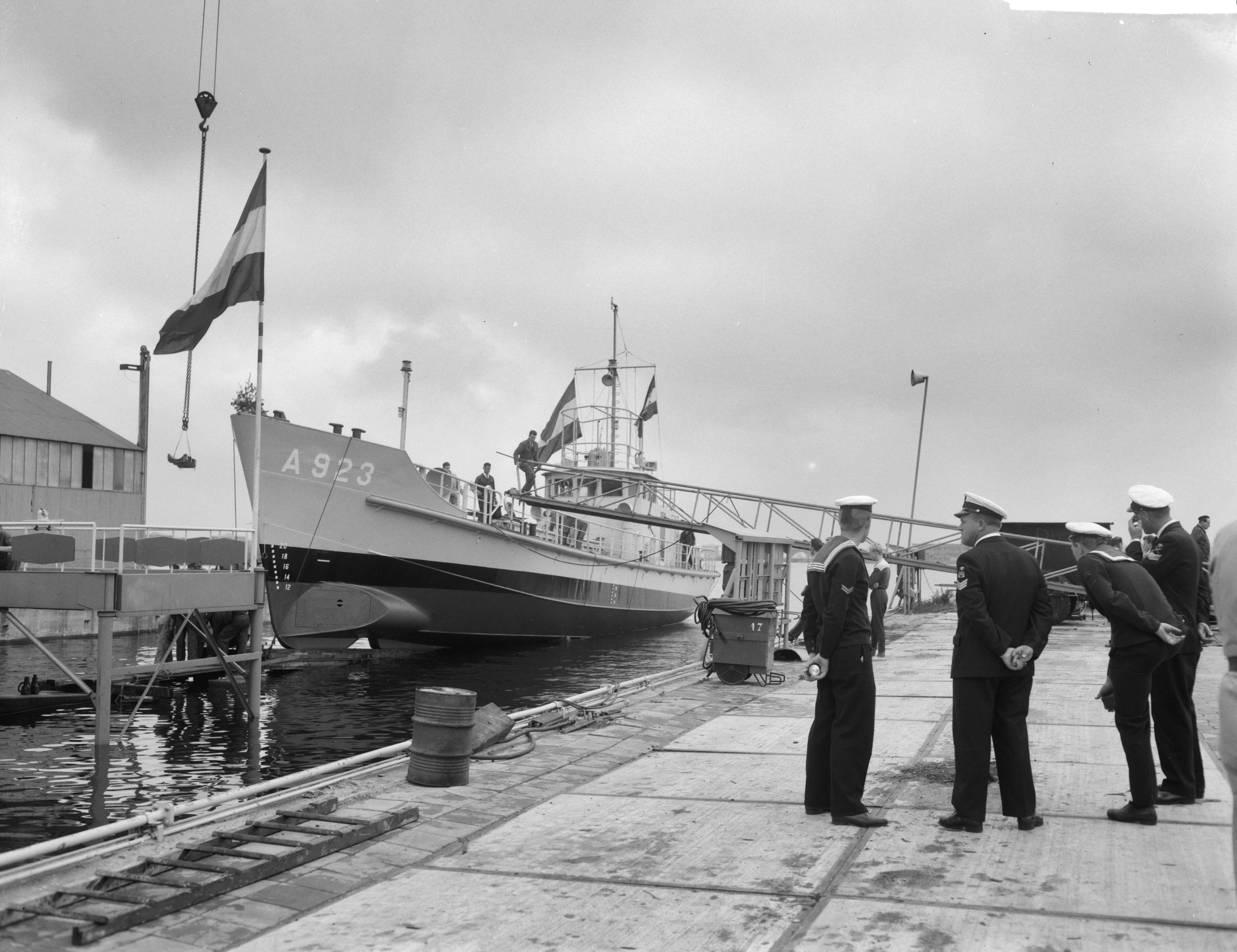 Fotocollectie Anefo — Tewaterlating te Zaandam van het Torpedo-inschietvaartuig "Van Bochove" van de Koninklijke Marine bij de Zaanlandse Scheepsbouwmaatschappij door de vrouw van de directeur van de bewapeningswerkplaats der Marine te Den Helder, mevr. Reiche-Van Aardenne. Dit vaartuig wordt genoemd naar wijlen luitenant-ter-zee der eerste klasse P.D. van Bochoven, in leven hoofd van het inschietbedrijf van de Kon. Marine, die gedurende de uitoefening van zijn functie tengevolge van een tragisch ongeval op 7 juli 1959 om het leven kwam — Foto: Bilsen, Joop van / Anefo. Licentie: Set B: Rechtenvrij / Publiek Domein. Bron: Nationaal Archief. http://hdl.handle.net/10648/aa1118b0-d0b4-102d-bcf8-003048976d84