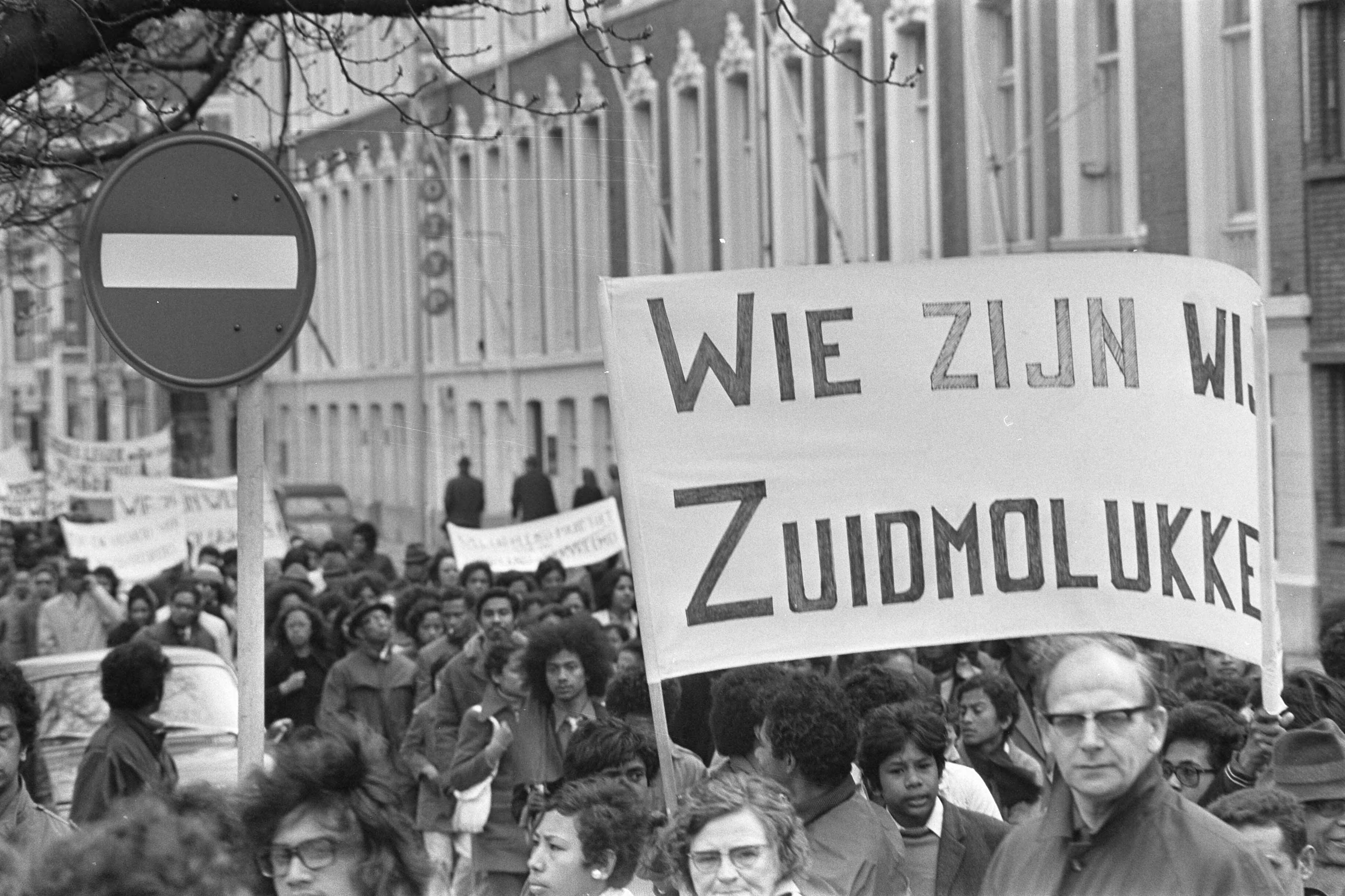 Zuid-Molukkers demonstreren in Den Haag — Den Haag|Zuid-Holland|betogingen |spandoeken|Zuid-Molukkers — Foto: Fotograaf Onbekend / Anefo. Licentie: Set B: Rechtenvrij / Publiek Domein. Bron: Nationaal Archief. http://hdl.handle.net/10648/ab952d66-d0b4-102d-bcf8-003048976d84