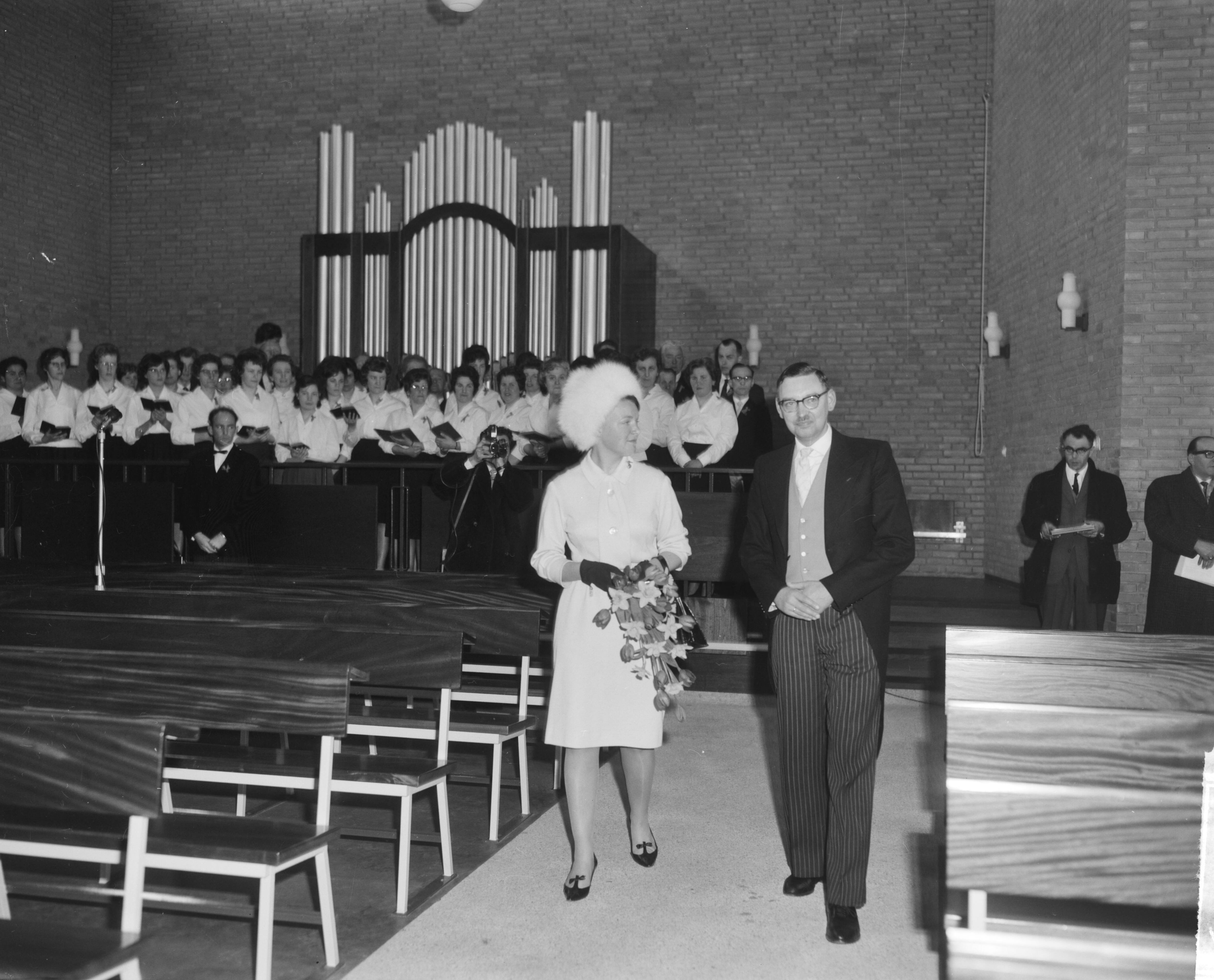Fotocollectie Anefo — Prinses Irene brengt een bezoek aan Sittard-Brunssum en staatsmijn Emma. Begeleid door ds D. Monshouwer schrijdt prinses Irene door de hervormde Bethelkerk in Brunssum — Foto: Bilsen, Joop van / Anefo. Licentie: Set B: Rechtenvrij / Publiek Domein. Bron: Nationaal Archief. http://hdl.handle.net/10648/aa2f2e04-d0b4-102d-bcf8-003048976d84