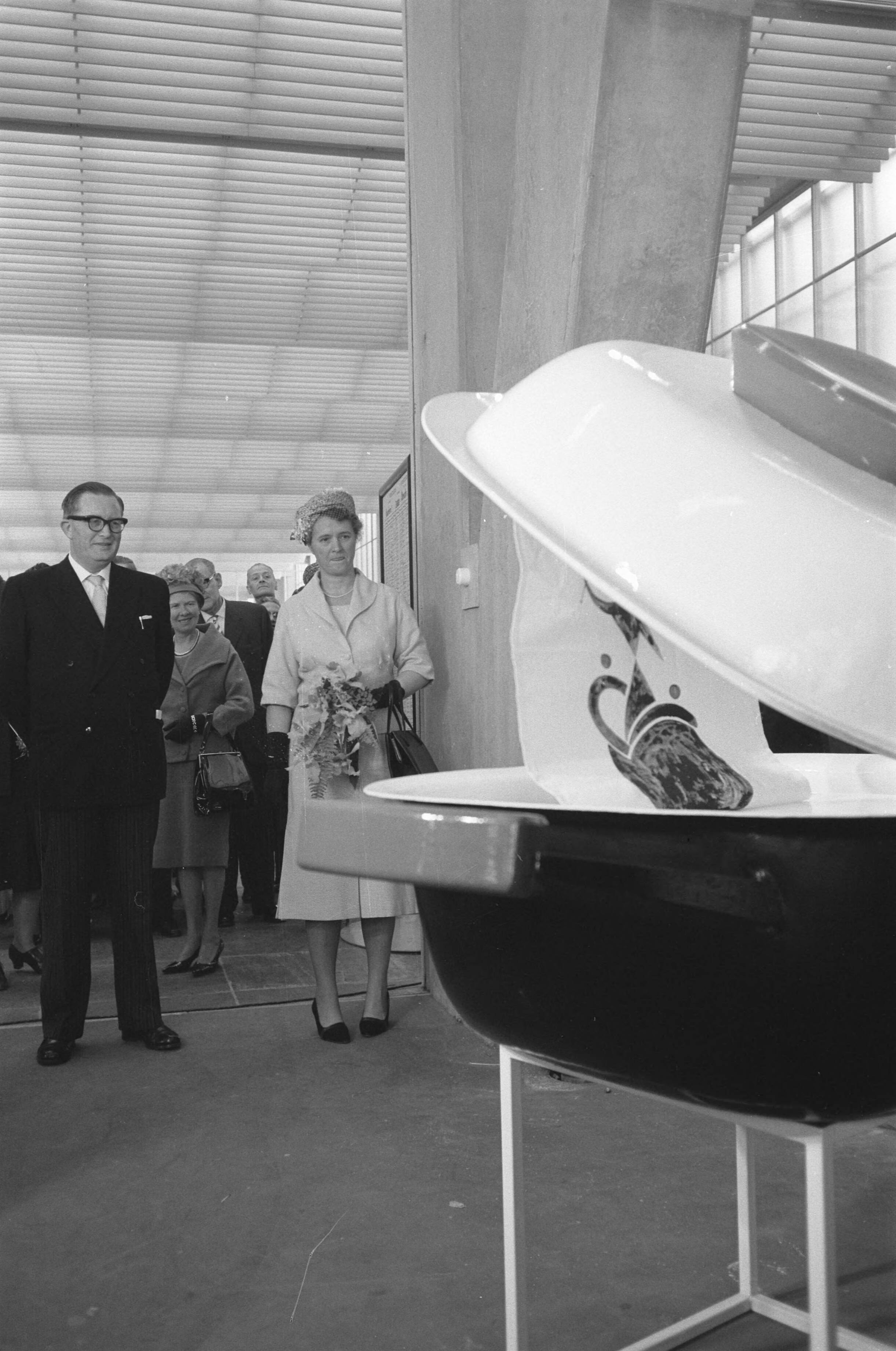 Fotocollectie Anefo — Opening Huishoudbeurs in de nieuwe RAI te Amsterdam door minister M.A.M. Klompé — Foto: Pot, Harry / Anefo. Licentie: Set B: Rechtenvrij / Publiek Domein. Bron: Nationaal Archief. http://hdl.handle.net/10648/a9cd86ea-d0b4-102d-bcf8-003048976d84
