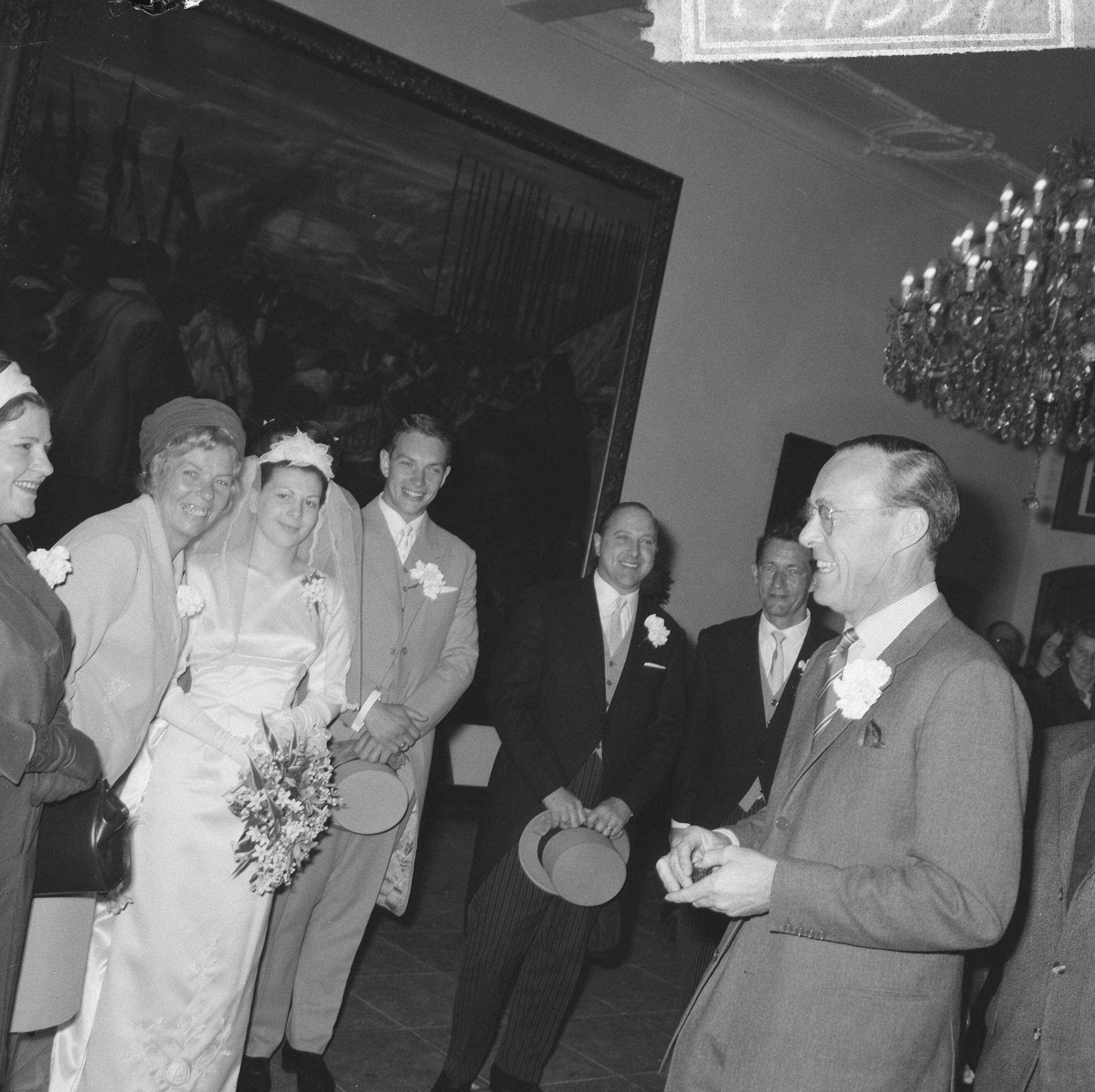 Fotocollectie Anefo — Prins Bernhard bracht bezoek aan Breda, hier op het stadhuis op weg naar een ontvangst van oud-verzetstrijders stuitte hij, bij toeval, op een bruidspaar (bruidegom Joop Korebrits, reserve-keeper NAC, en zijn bruid Bep Beekwilder) — Foto: Nijs, Jac. de / Anefo. Licentie: Set B: Rechtenvrij / Publiek Domein. Bron: Nationaal Archief. http://hdl.handle.net/10648/aaa5c302-d0b4-102d-bcf8-003048976d84