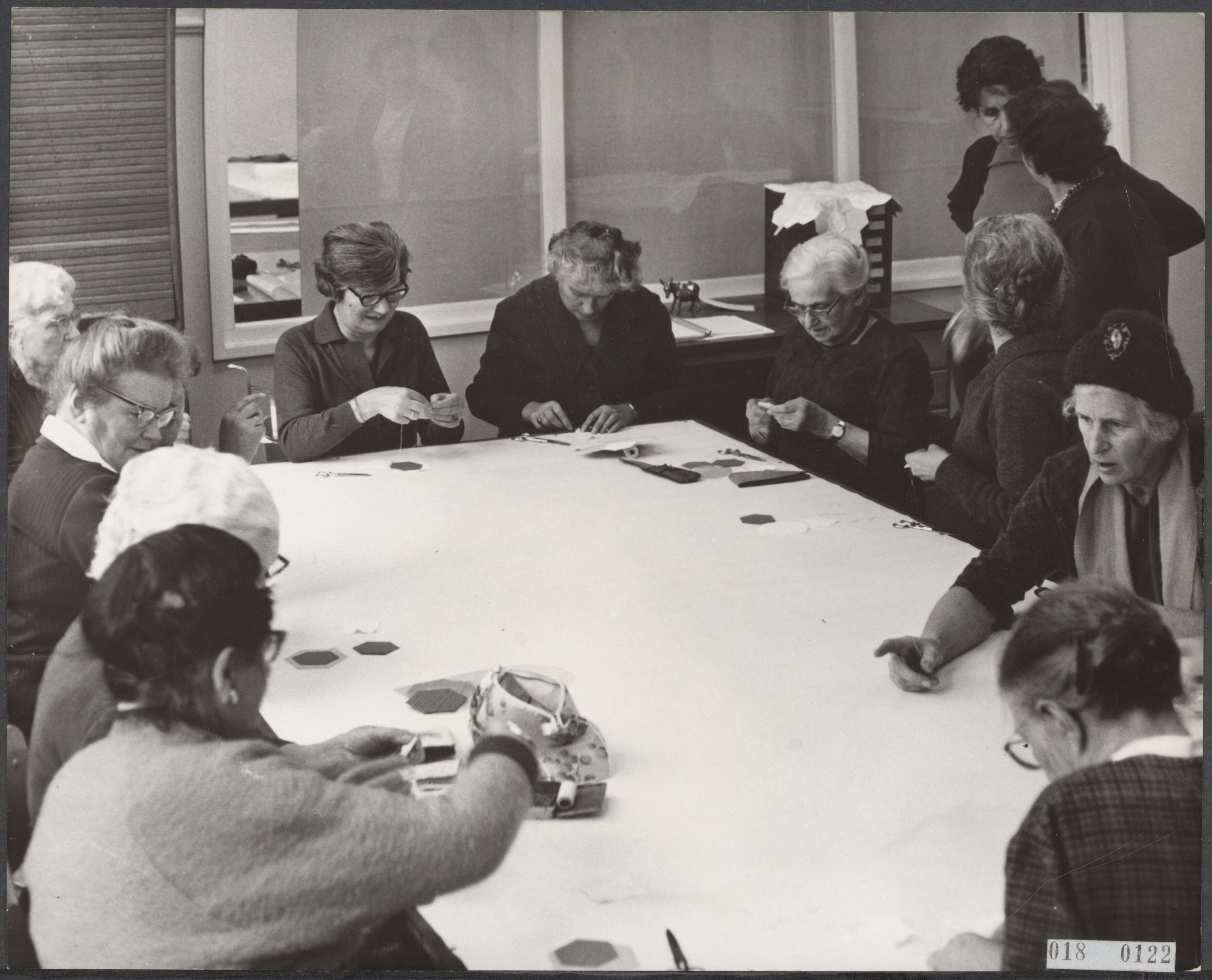 Fotocollectie Elsevier Binnenland — Voorbereidingen huwelijk prinses Beatrix en Claus von Amsberg. In Haarlem zijn vrijwilligers in de werkplaats tot herstel van antiek textiel begonnen aan het vervaardigen van een sprei voor prinses Beatrix. Het idee is van de echtgenote van de burgemeester van Haarlem, mevr. Cremers-De Bruijn. De artistieke leiding berust bij mevr. Verwij — Foto: Kroon, Ron / Anefo. Licentie: Set B: Rechtenvrij / Publiek Domein. Bron: Nationaal Archief. http://hdl.handle.net/10648/adc1487c-d0b4-102d-bcf8-003048976d84