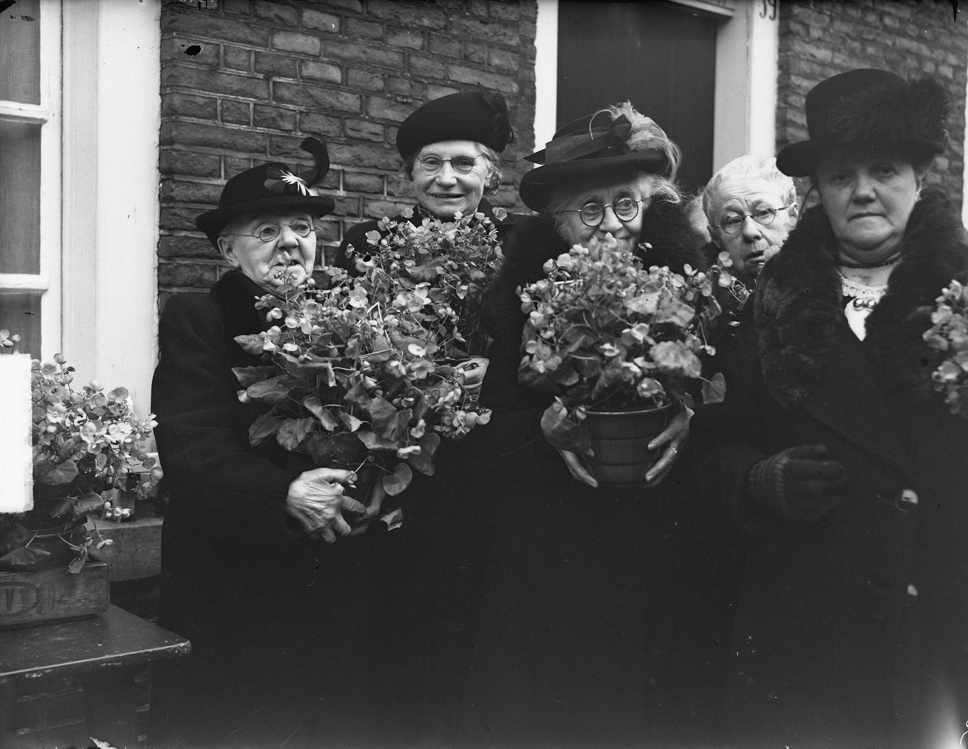 Fotocollectie Anefo — Jubileum Karthuizerhof in de Jordaan te Amsterdam — Foto: Vogel, Carel L. de / Anefo. Licentie: Set B: Rechtenvrij / Publiek Domein. Bron: Nationaal Archief. http://hdl.handle.net/10648/a8e2de7e-d0b4-102d-bcf8-003048976d84