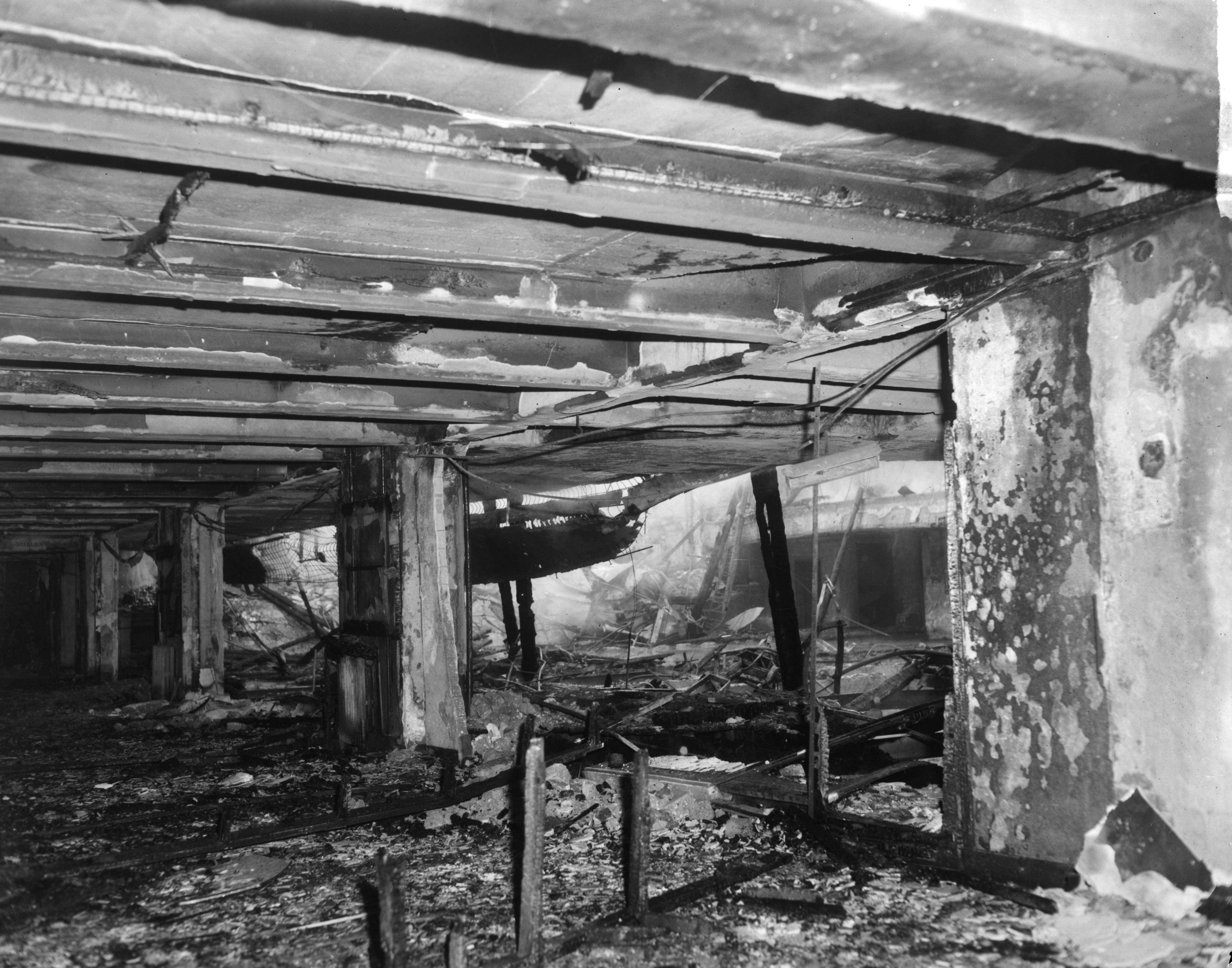 Fotocollectie Anefo — Gebouw voor Kunsten en Wetenschappen in Den Haag na de brand — Foto: Bilsen, Joop van / Anefo. Licentie: Set B: Rechtenvrij / Publiek Domein. Bron: Nationaal Archief. http://hdl.handle.net/10648/aa89970e-d0b4-102d-bcf8-003048976d84